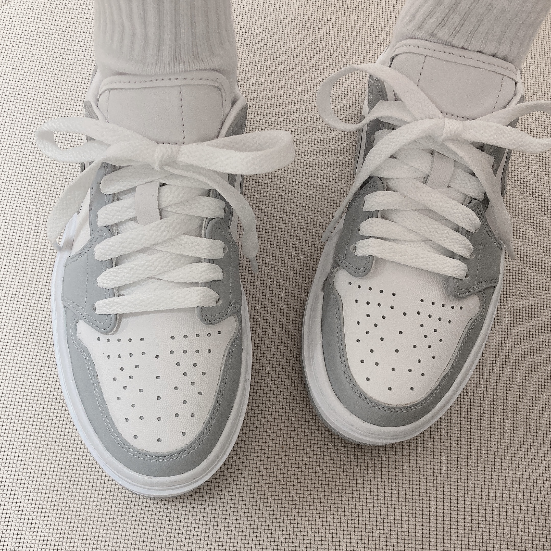 (W) Jordan 1 Elevate Low White and Wolf Grey 착용 스타일 - 1