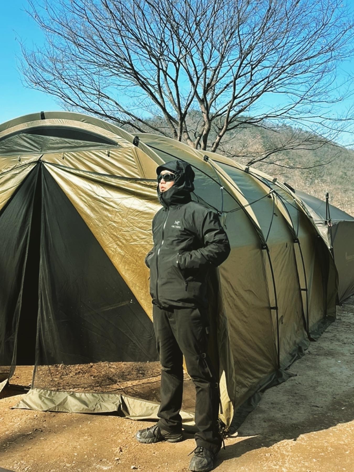 Helinox Tactical Field Tunnel 4.35 Coyote Tan, Arc'teryx Beta LT Jacket Black 착용 스타일