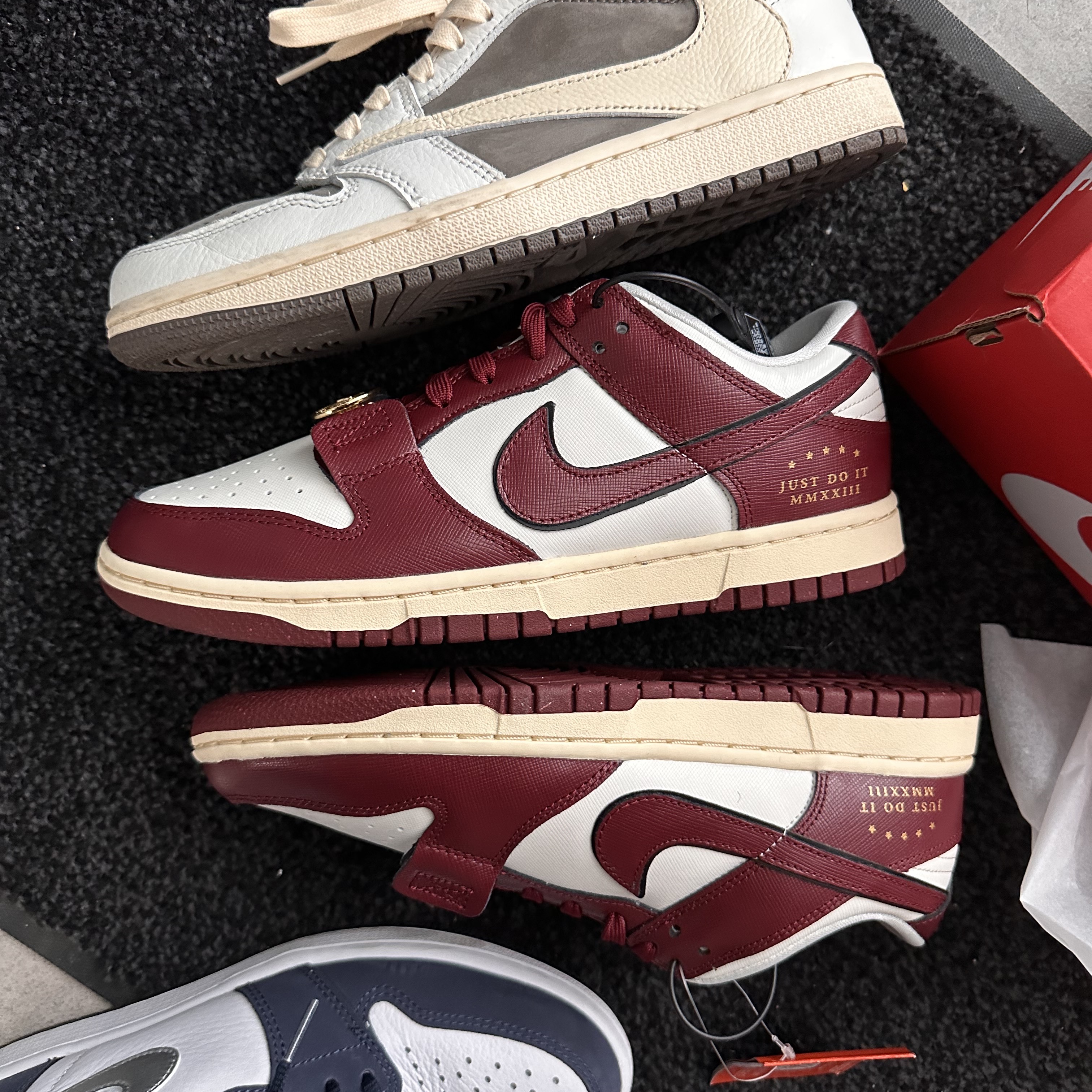 (W) Nike Dunk Low SE Pendant, Jordan 1 x Travis Scott Retro Low OG SP Sail and Ridgerock 착용 스타일 - 2