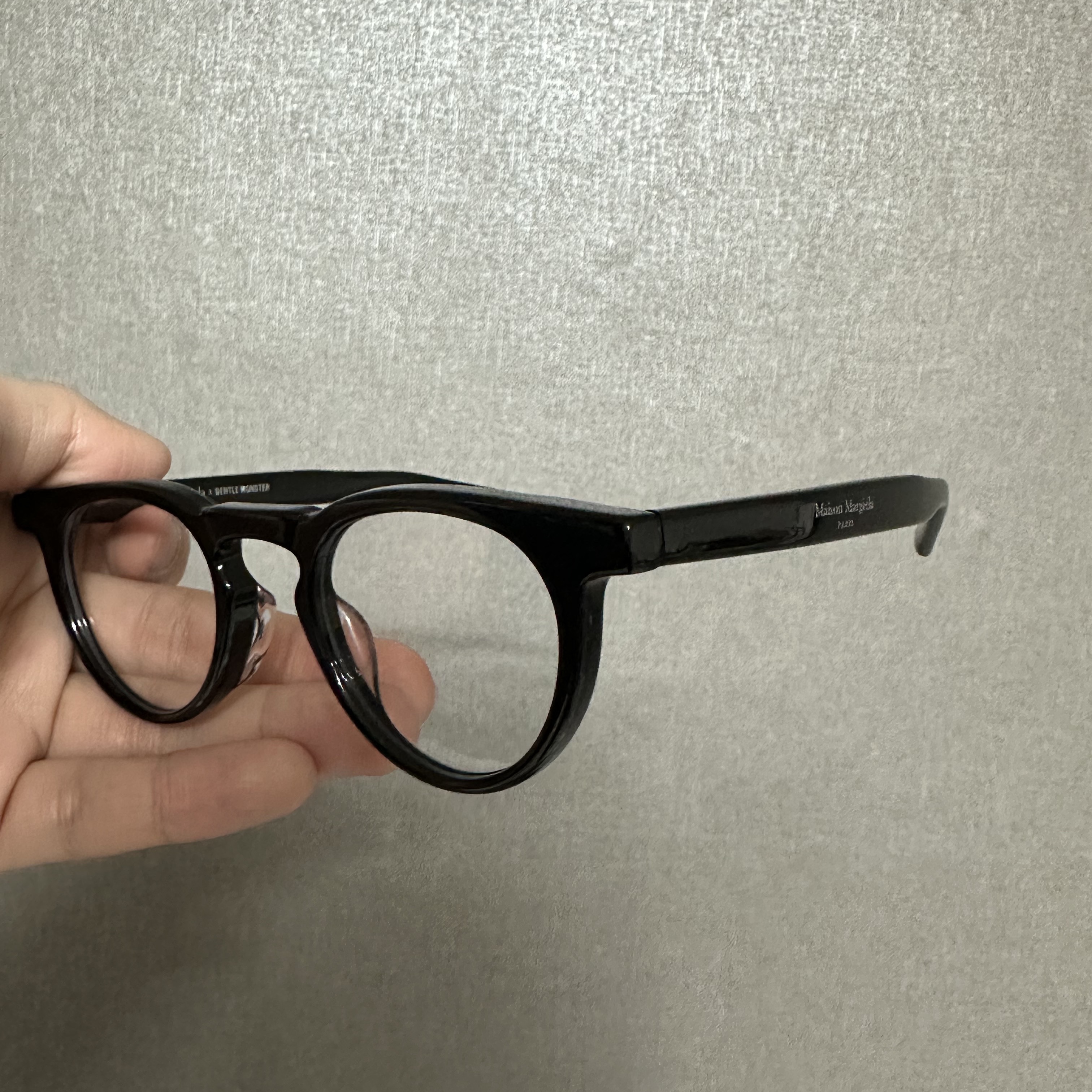 Gentle Monster x Maison Margiela MM009 Clear Black 착용 스타일 - 2