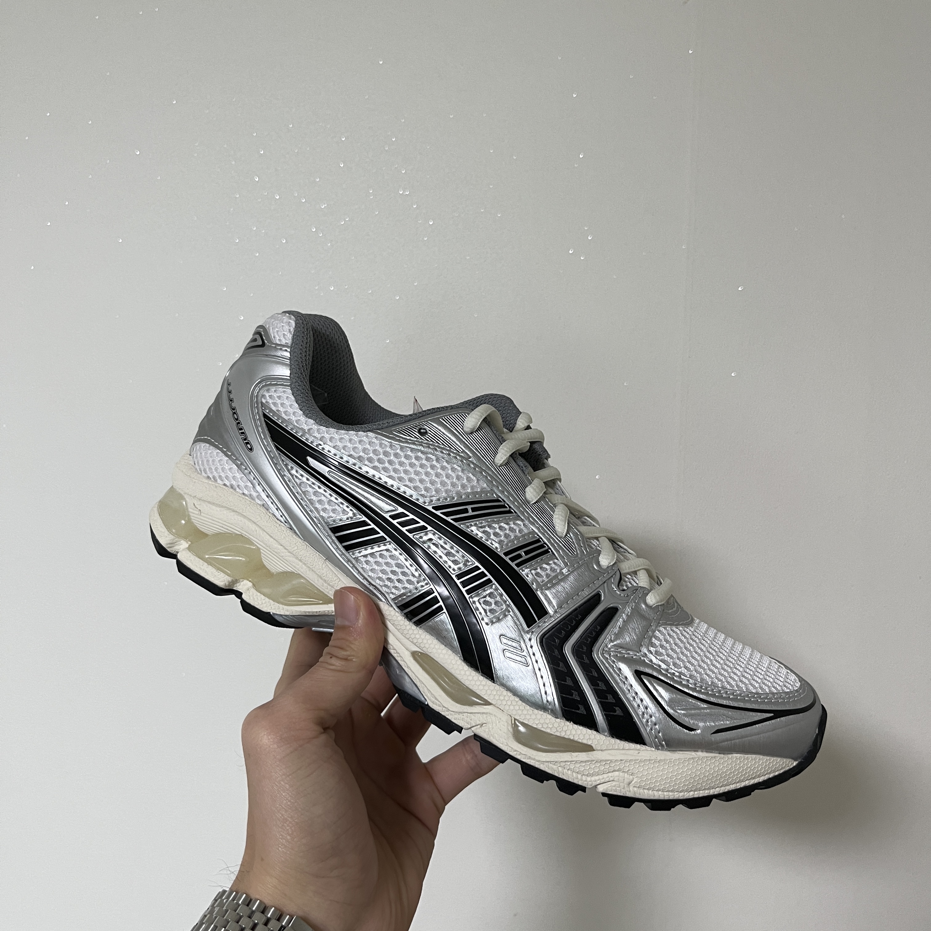 Asics x JJJJound Gel-Kayano 14 Silver Black 착용 스타일 - 2