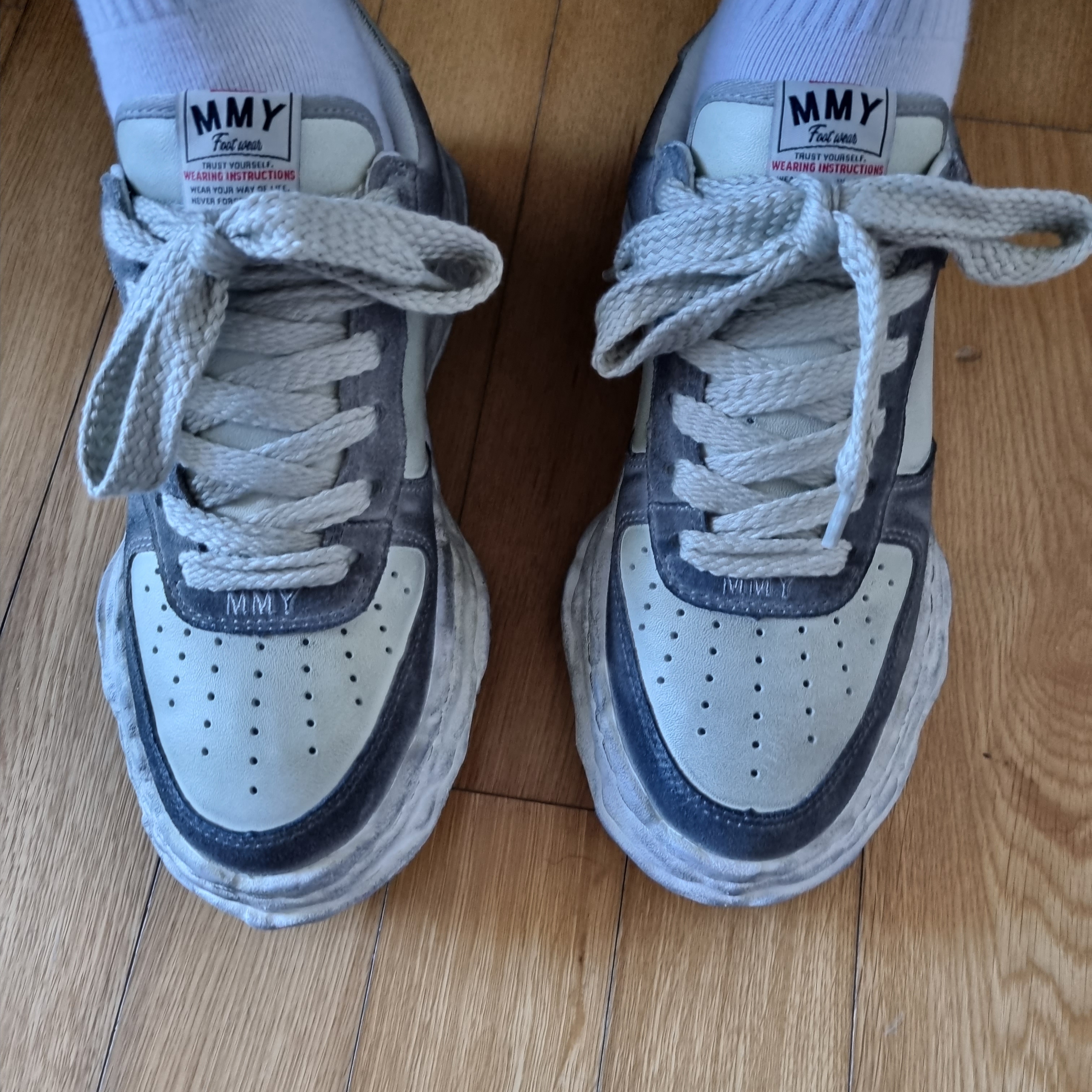 Maison Mihara Yasuhiro Wayne OG Sole Distressed Leather Low-top Sneaker White 착용 스타일