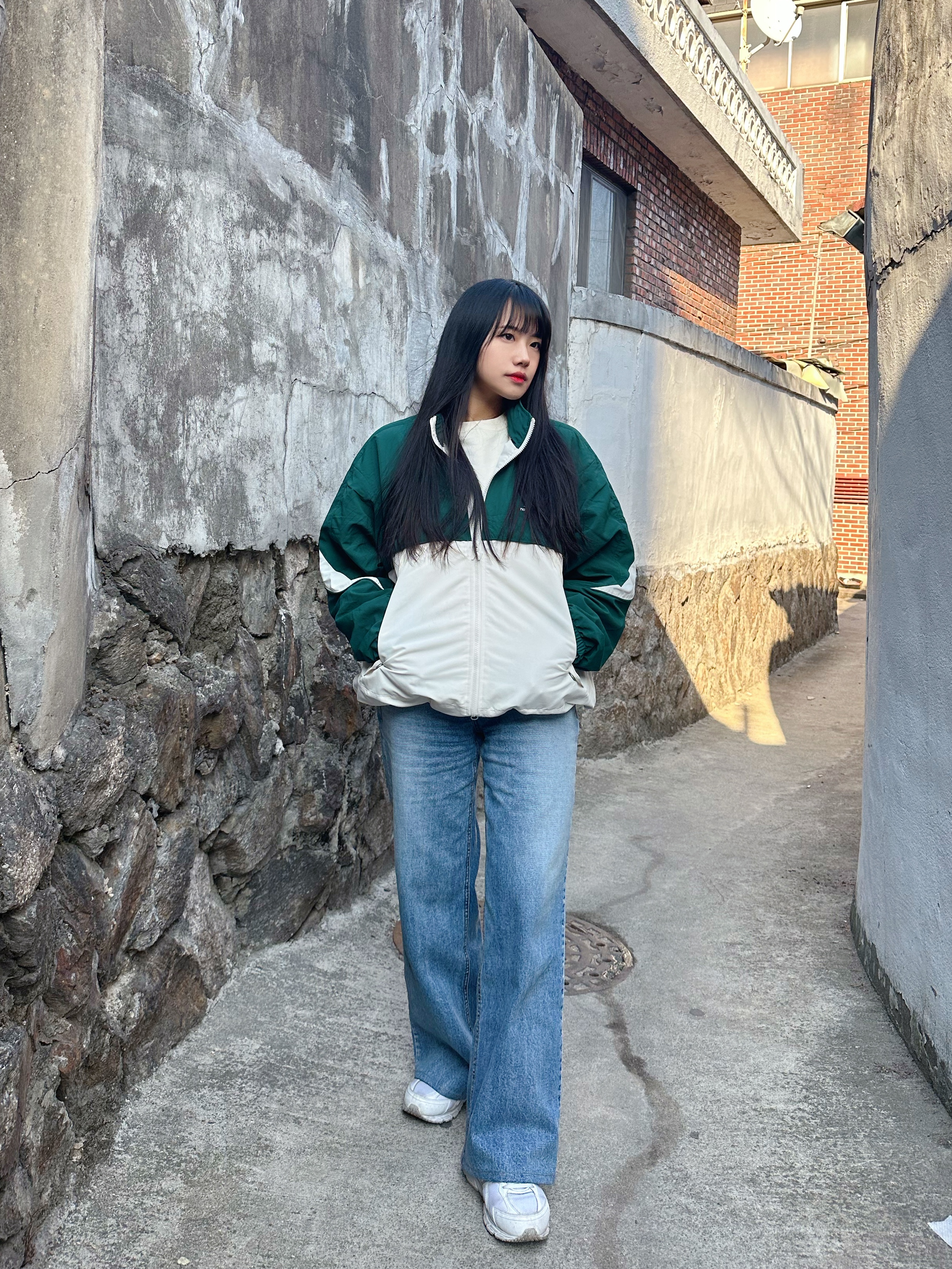 (W) New Balance 327 White Black 착용 스타일 - 2
