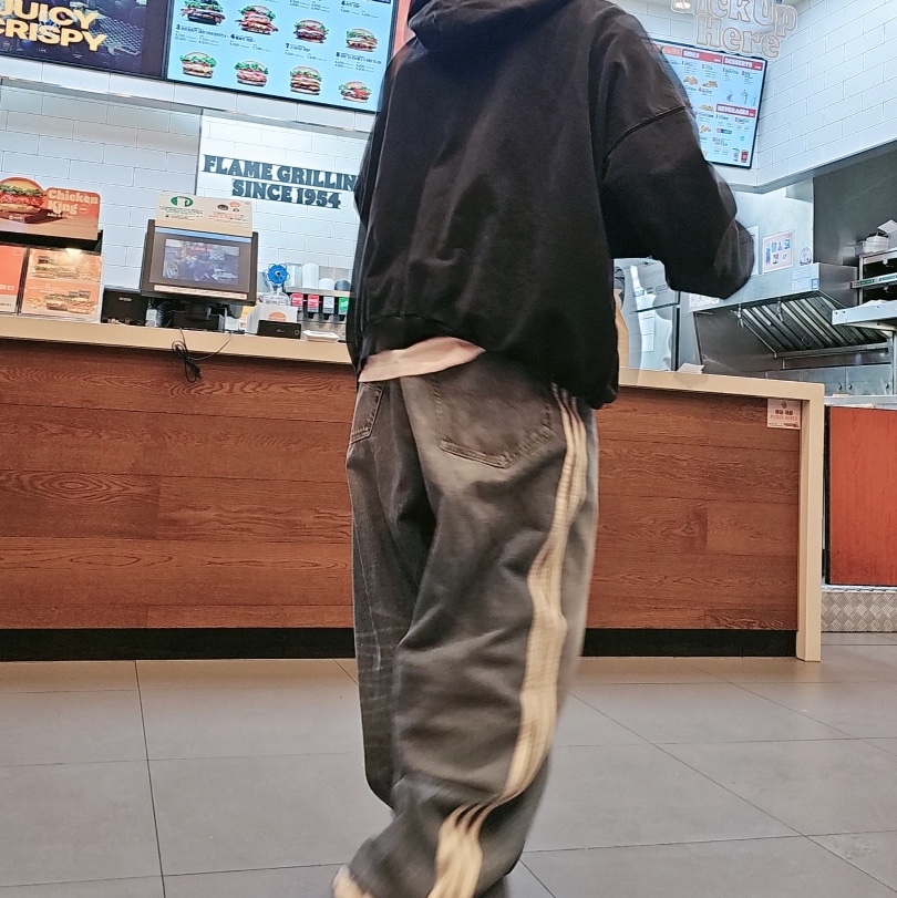 Balenciaga x Adidas Large Baggy Trousers Blue 착용 스타일 - 2