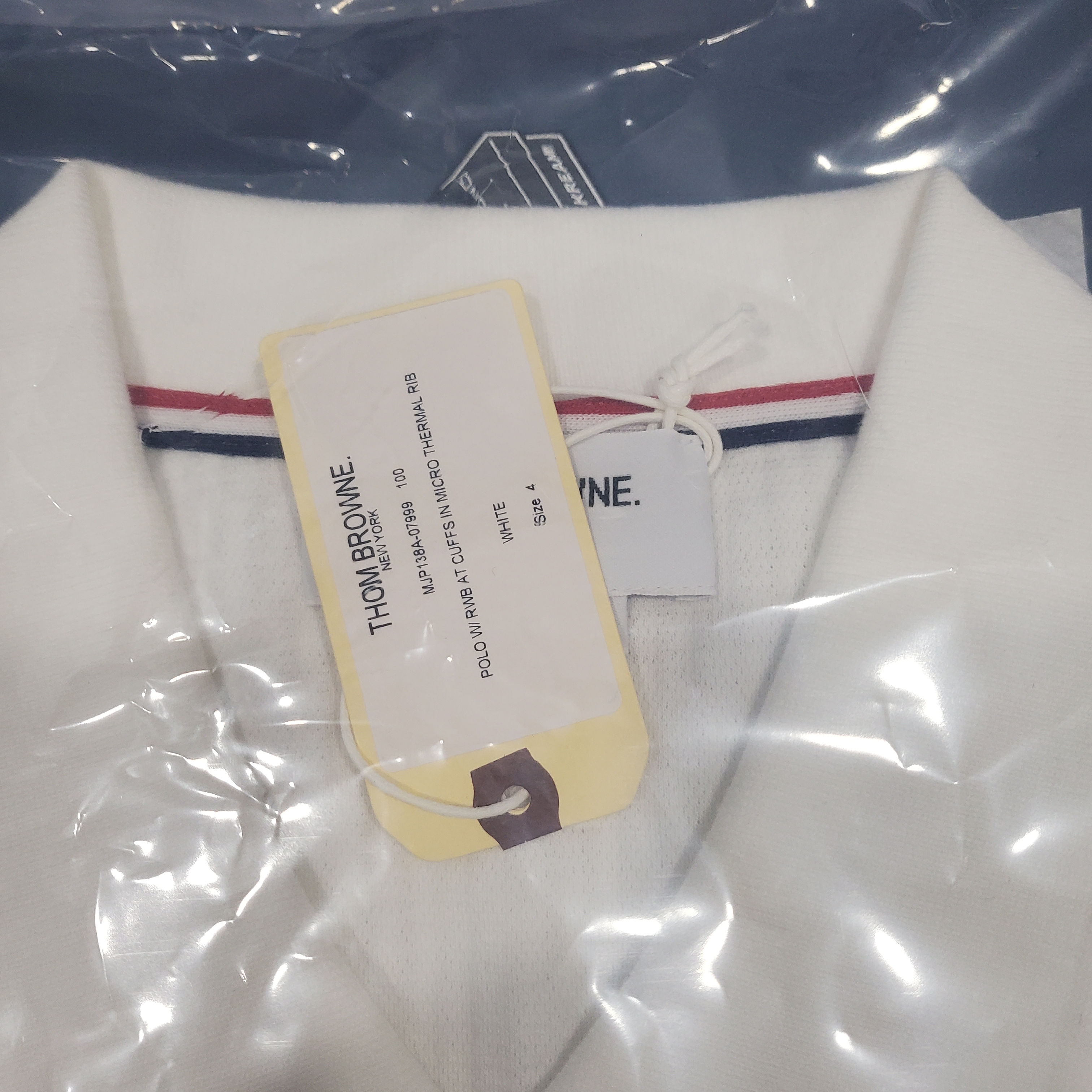 Thom Browne Micro Thermal Rib Stripe Cuff Polo White 착용 스타일 - 2