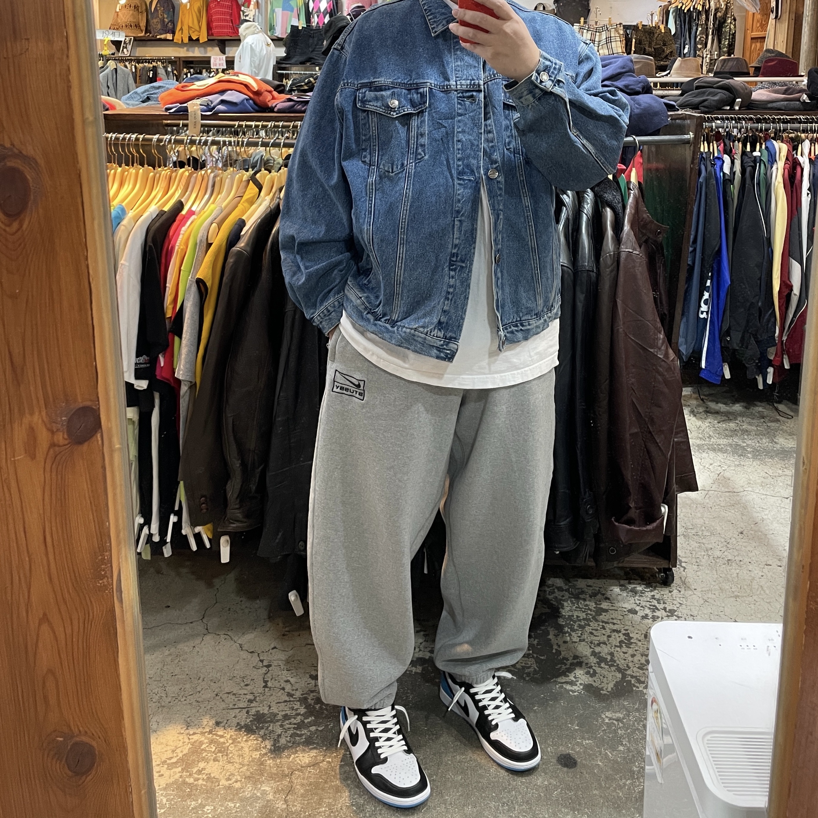 Jordan 1 Retro Low OG Black and Dark Powder Blue, Nike x Stussy NRG Fleece Pants Dark Grey Heather (DO9340-063) 착용 스타일 - 3