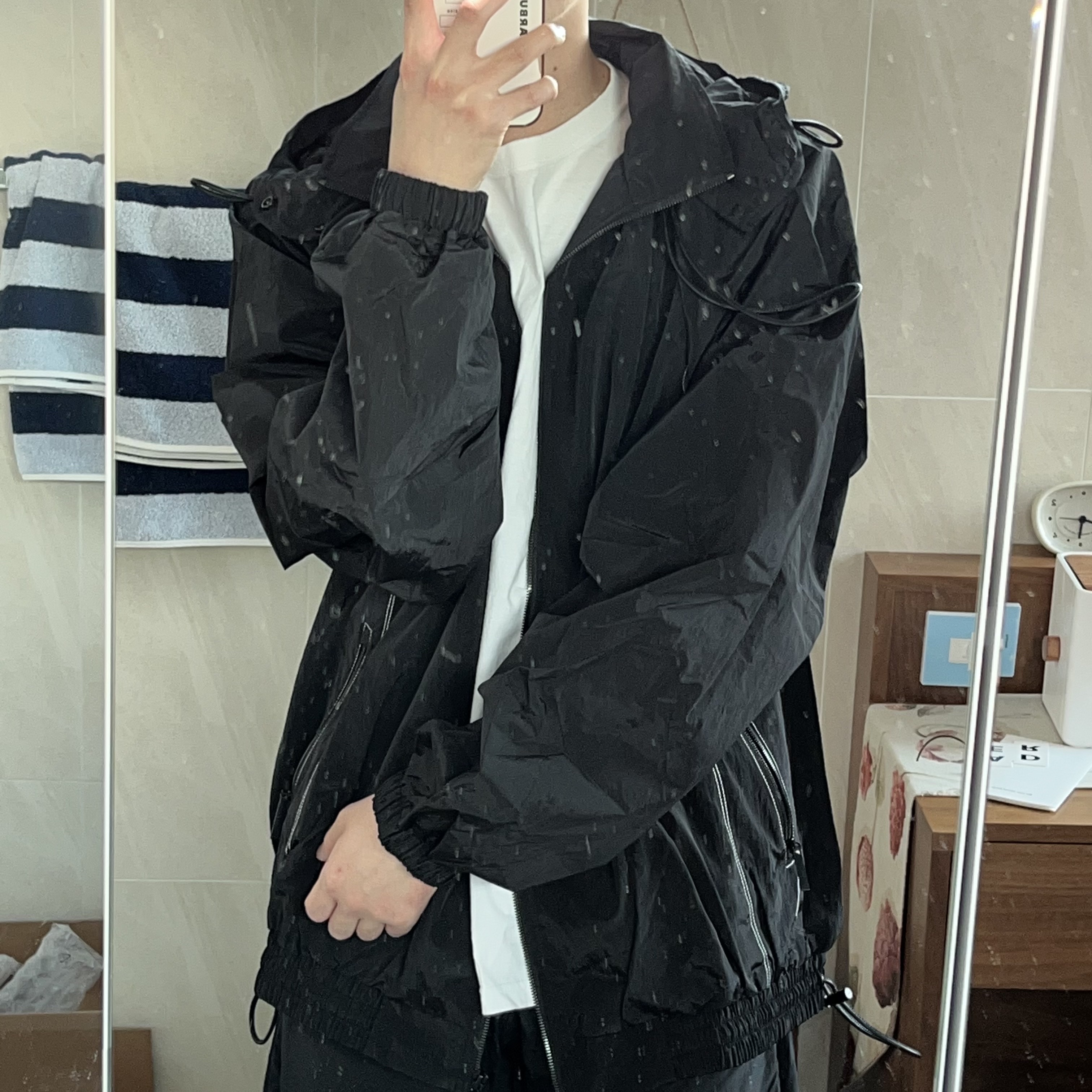 Stussy Basic Stussy T-Shirt White 2022, Ader Error Sculpture Logo Track Zip-Up Noir 착용 스타일 - 3
