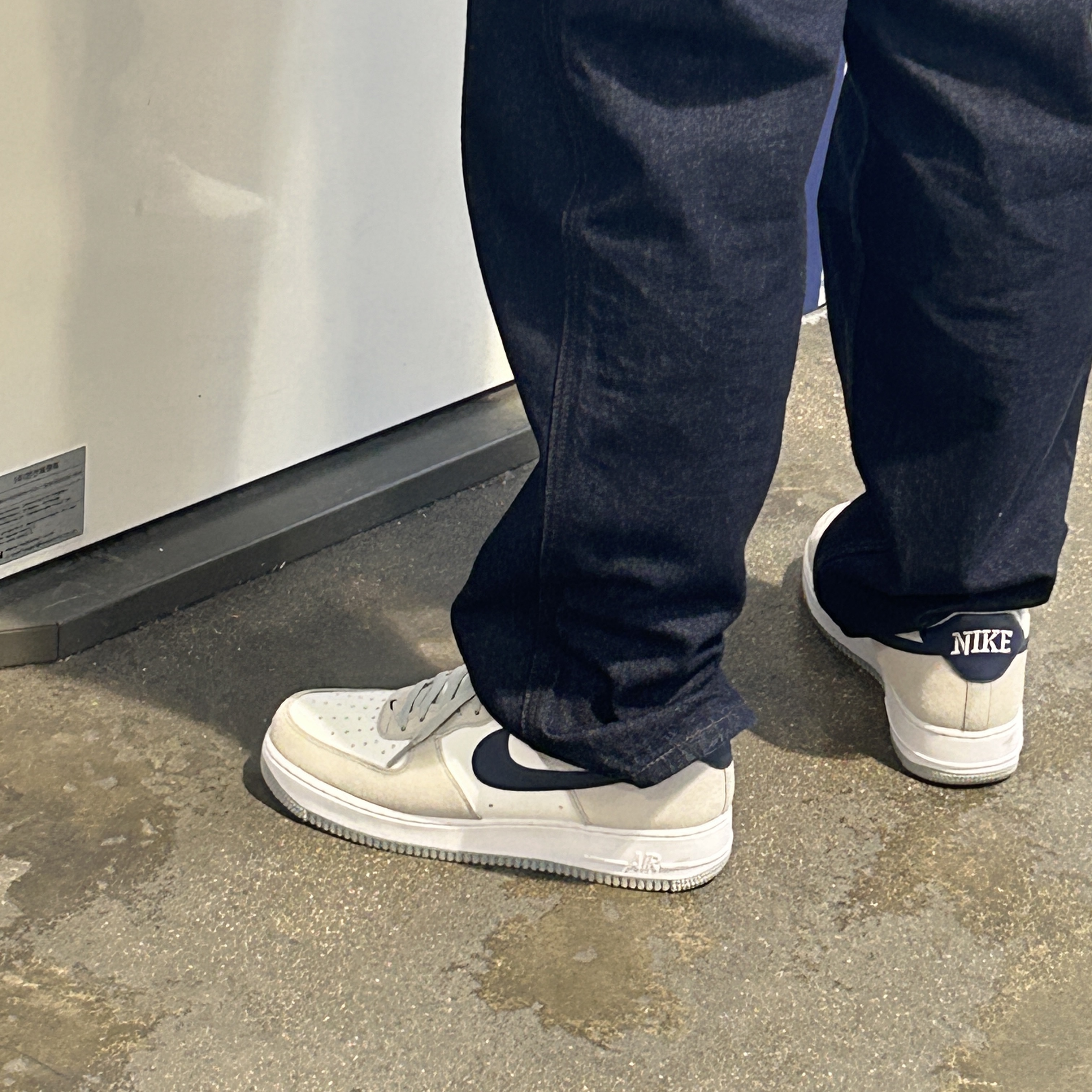 Nike Air Force 1 '07 Light Smoke Grey Midnight Navy 착용 스타일