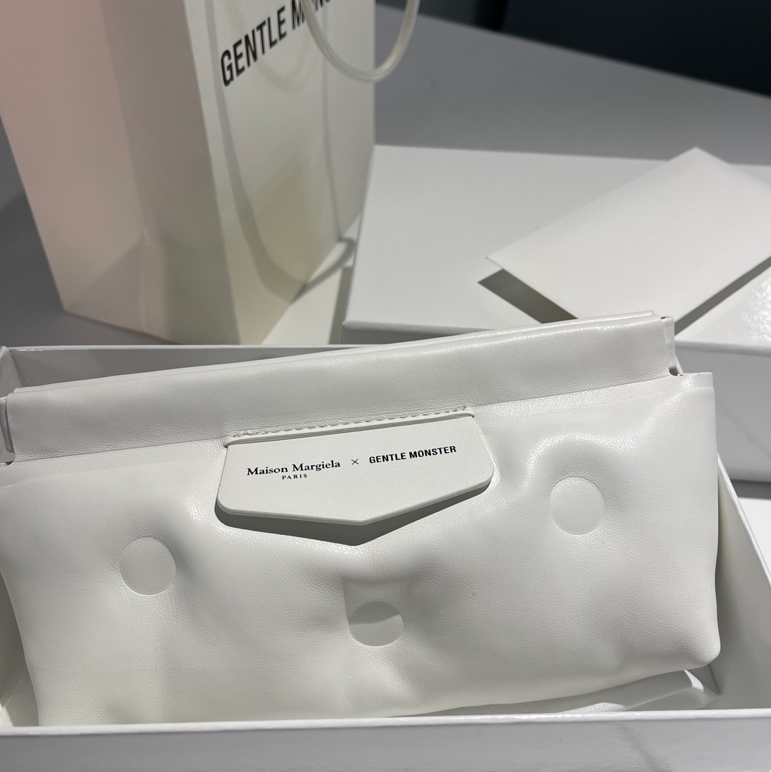 Gentle Monster x Maison Margiela MM006 Black Black 착용 스타일 - 2