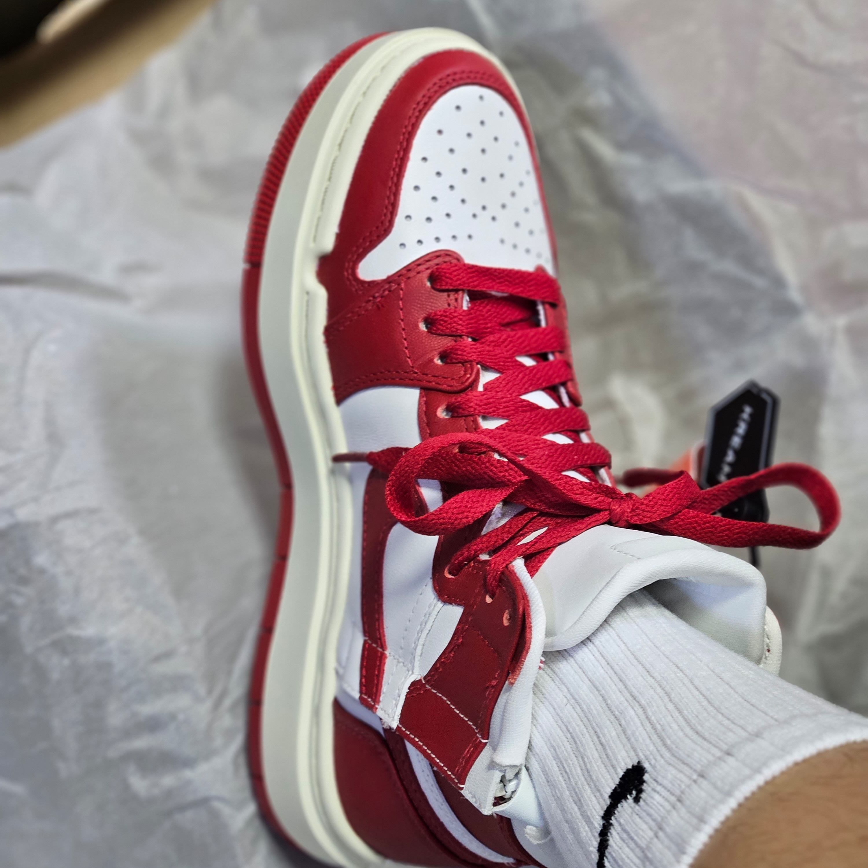 (W) Jordan 1 Elevate High Varsity Red 착용 스타일 - 1