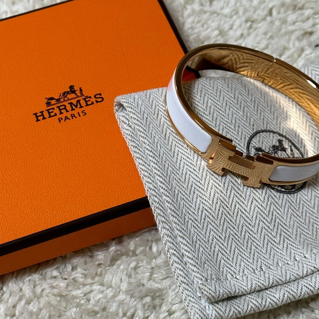 (W) Hermes Clic H Bracelet Rose Gold & Blanc 착용 스타일
