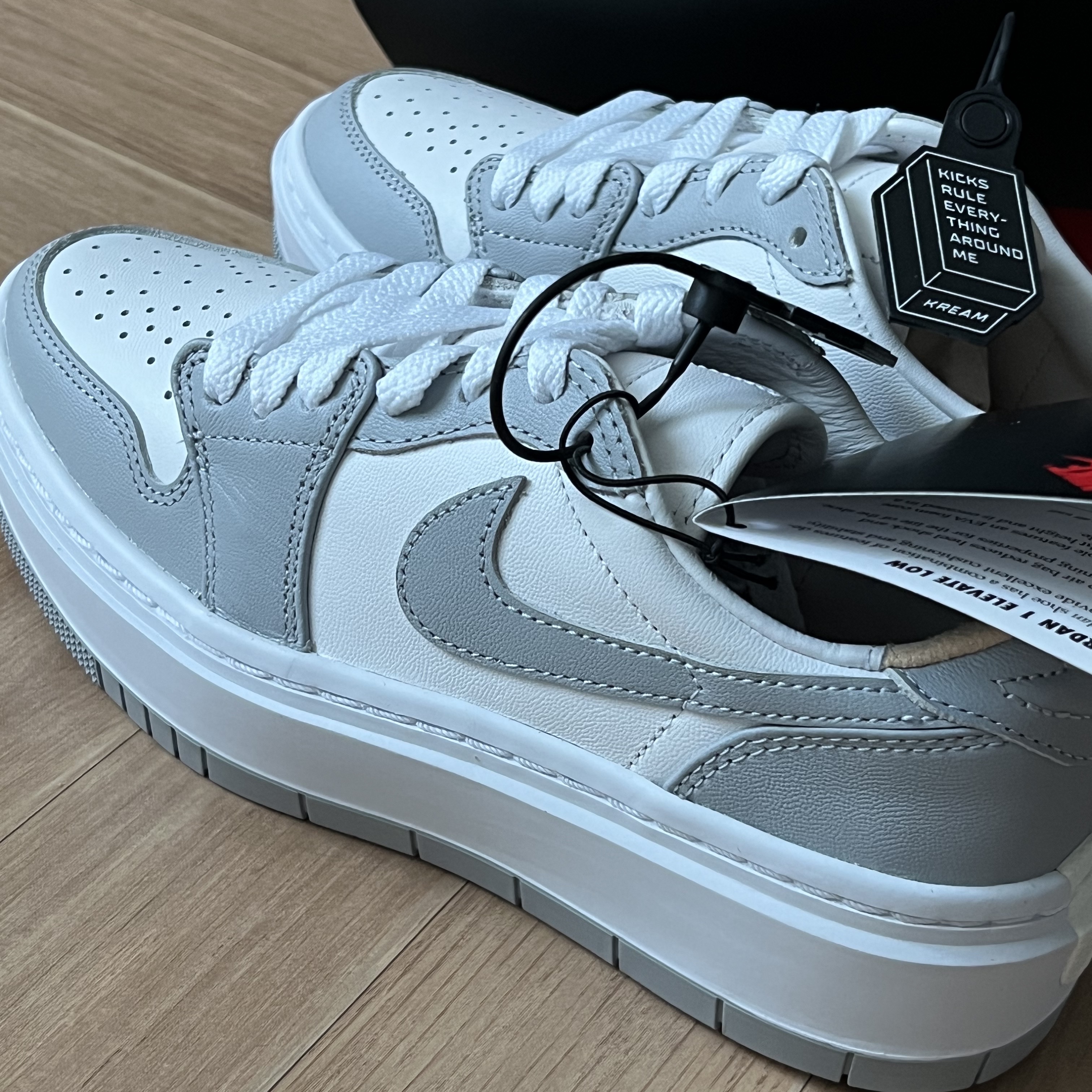 (W) Jordan 1 Elevate Low White and Wolf Grey 착용 스타일 - 2