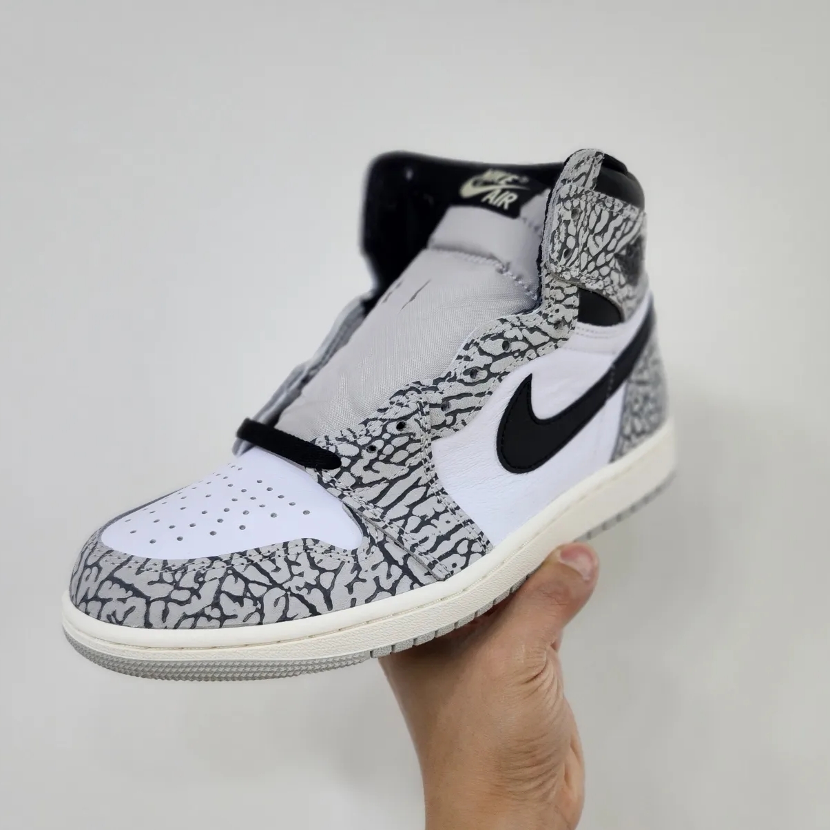 Jordan 1 Retro High OG White Cement 착용 스타일 - 1
