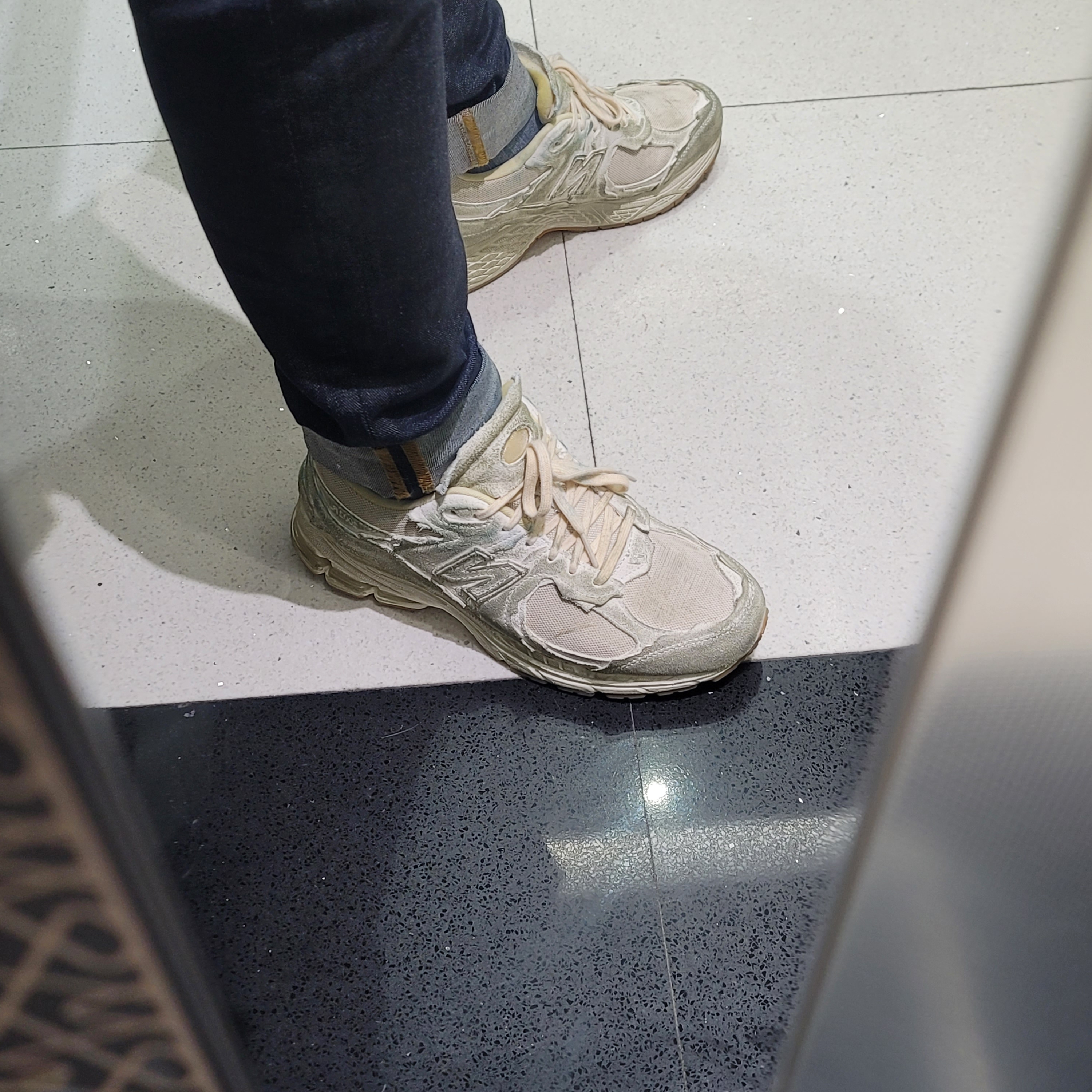 New Balance 2002R Protection Pack Distressed 착용 스타일 - 1