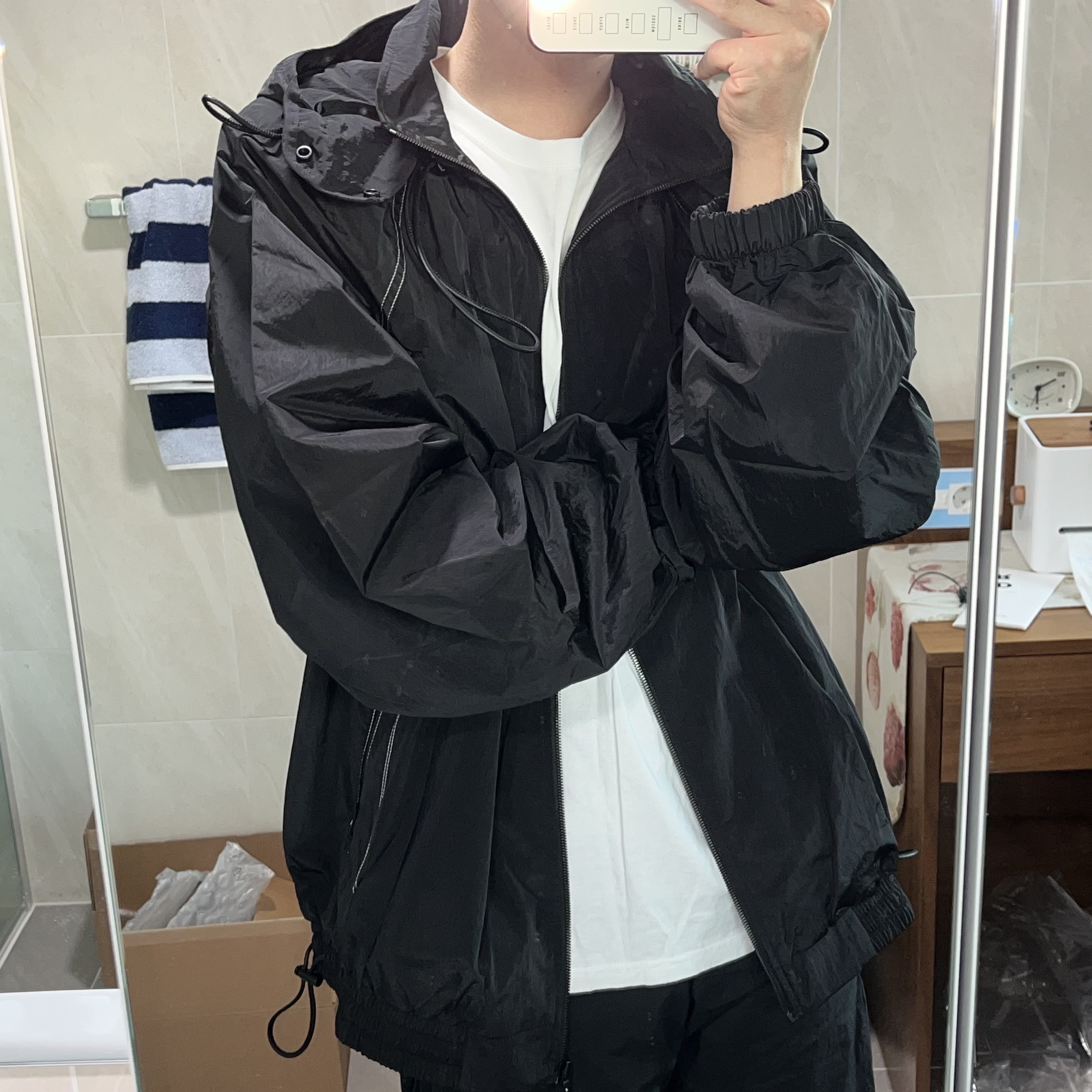 Stussy Basic Stussy T-Shirt White 2022, Ader Error Sculpture Logo Track Zip-Up Noir 착용 스타일 - 1