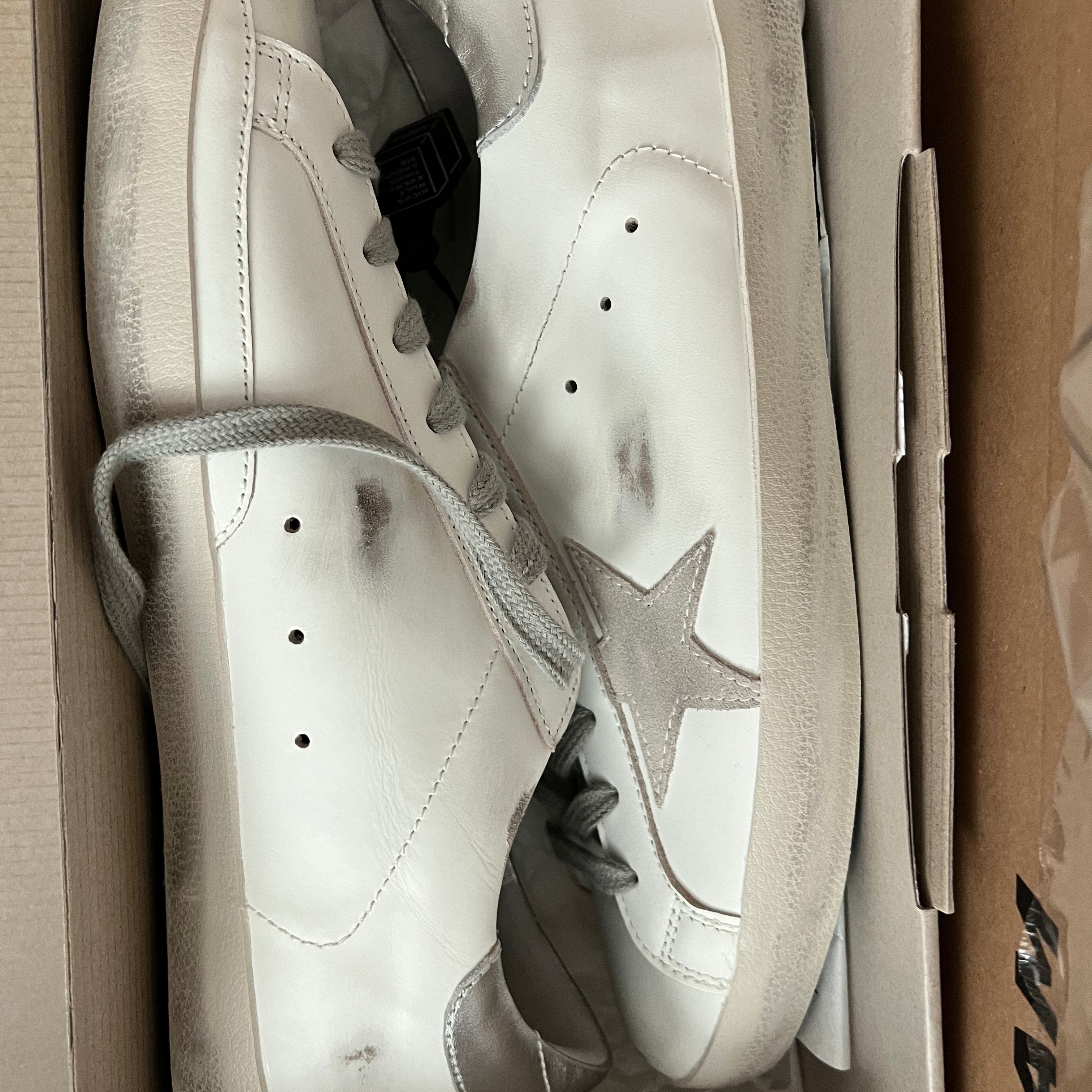 Golden Goose Superstar White Silver Heel Tab Sneakers 착용 스타일