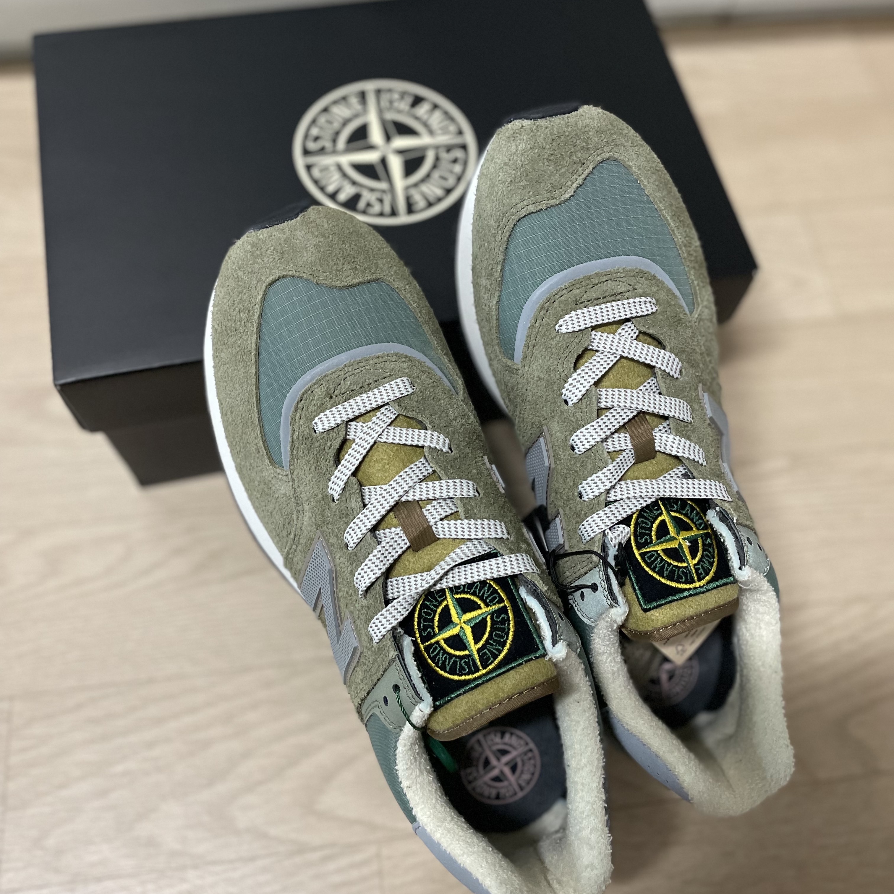 New Balance x Stone Island 574 Legacy Green 착용 스타일 - 2