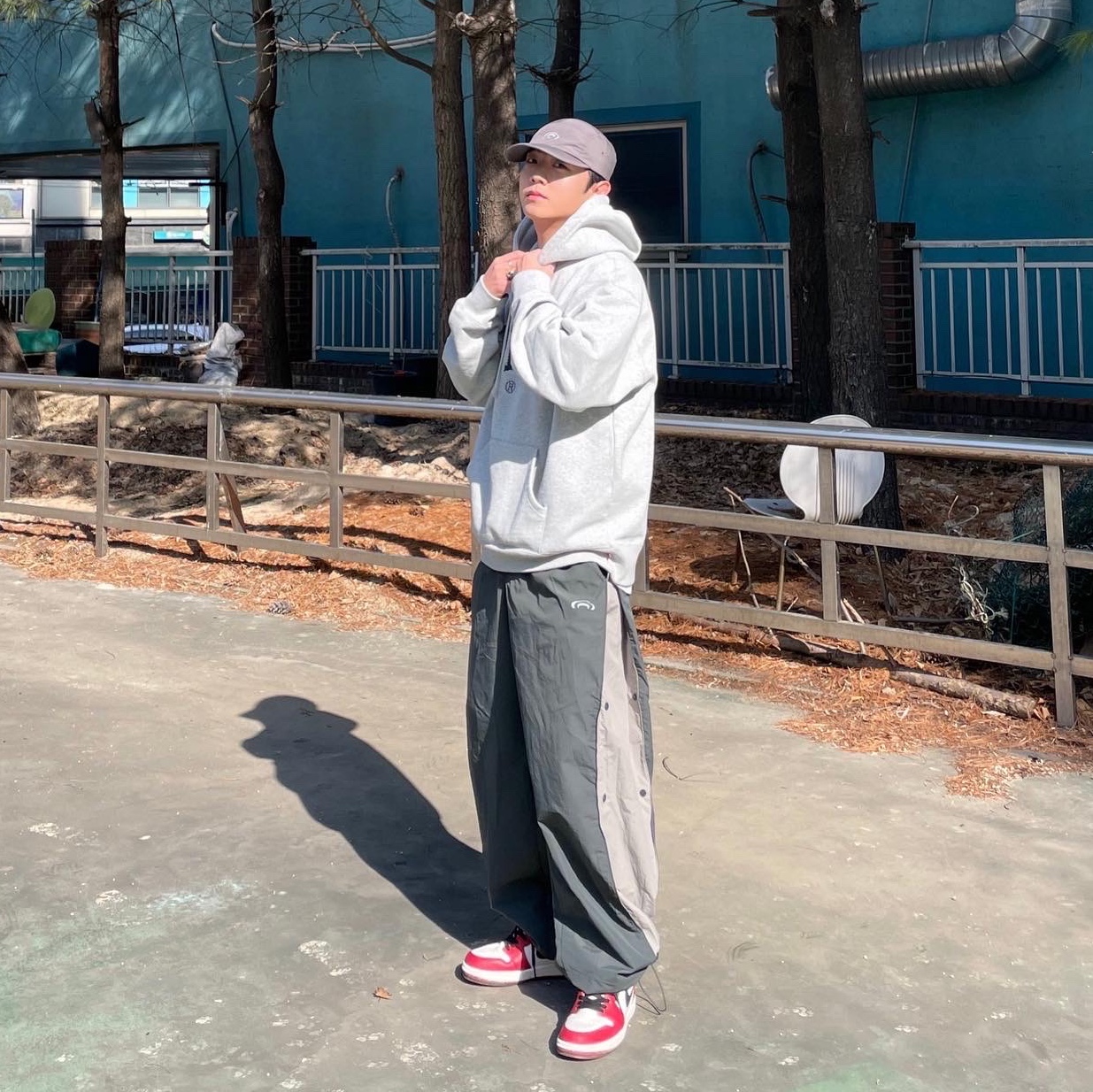 Jordan 1 Retro High OG Chicago 2022, Supreme Rhinestone Shadow Hooded Sweatshirt Heather Grey - 22FW 착용 스타일 - 2