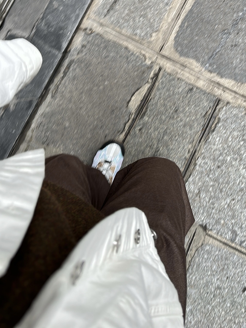 Salomon x The Broken Arm Techamphibian White Black Safari 착용 스타일 - 3