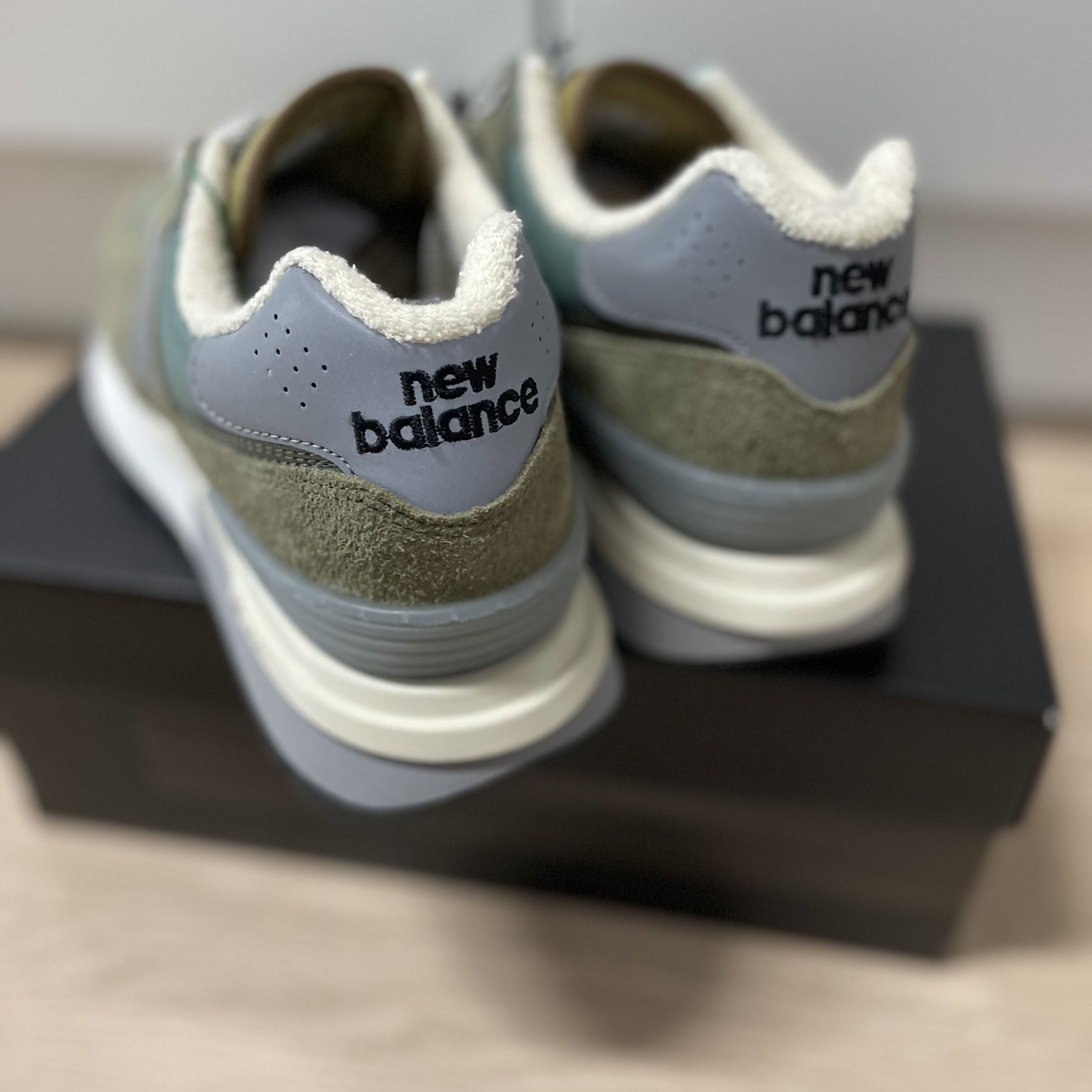 New Balance x Stone Island 574 Legacy Green 착용 스타일 - 3