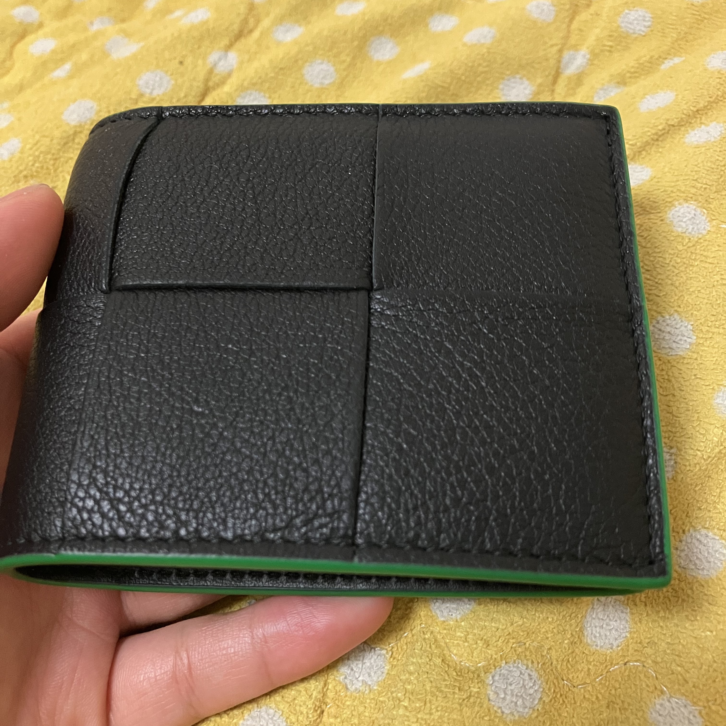 Bottega Veneta Bi-Fold Wallet Black Parakeet 착용 스타일