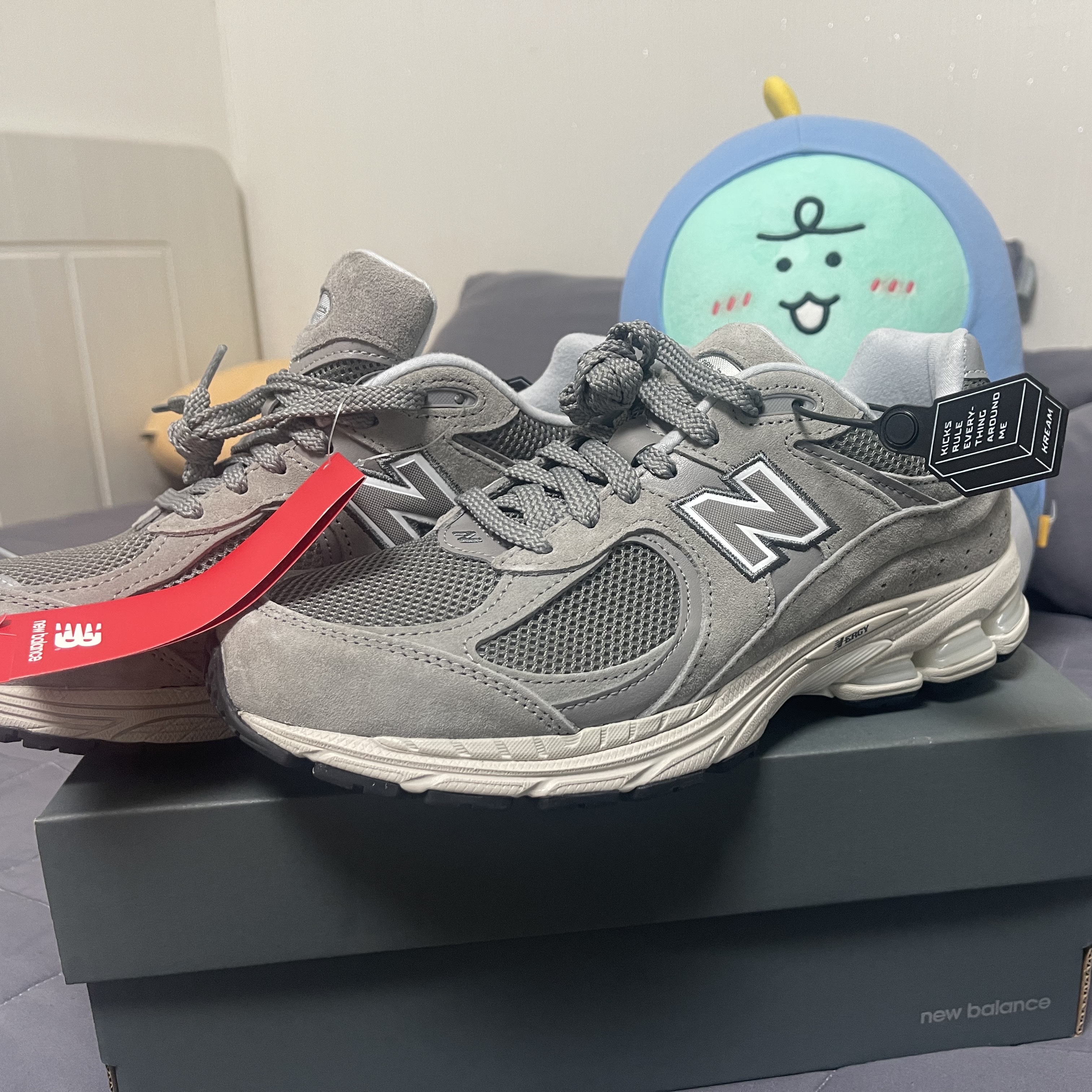 New Balance 2002R Grey 착용 스타일