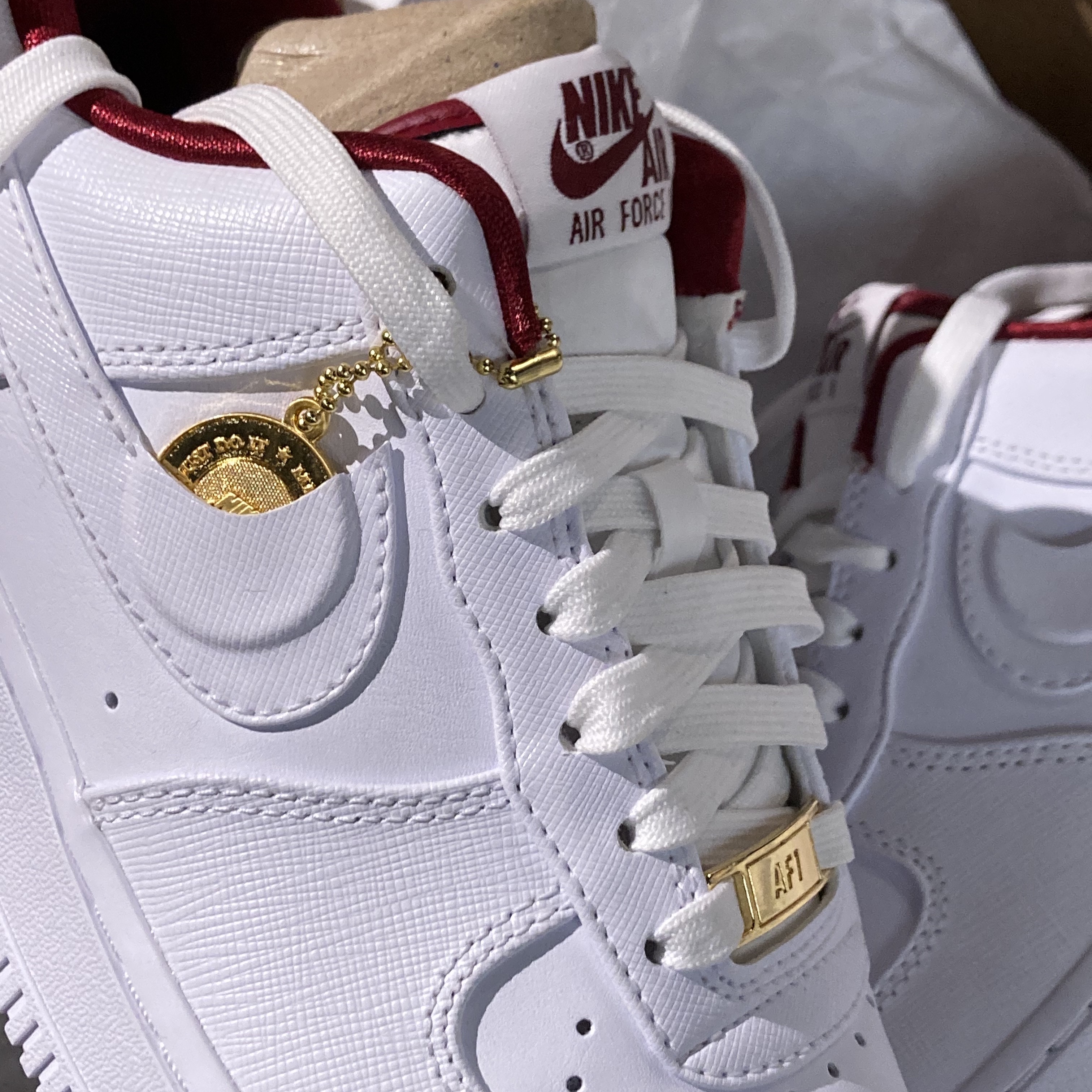 (W) Nike Air Force 1 '07 SE White Team Red 착용 스타일 - 1