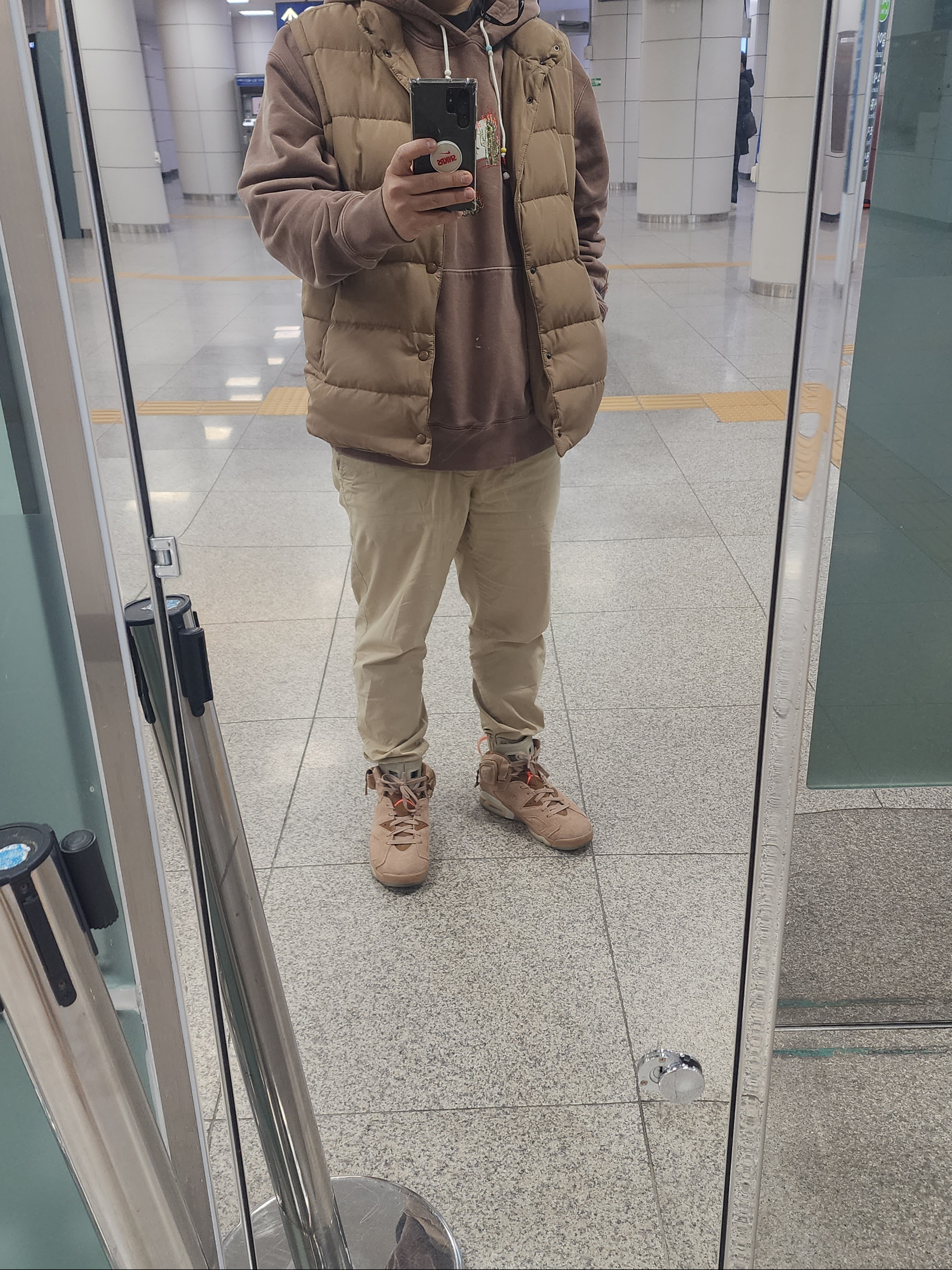 Jordan 6 x Travis Scott Retro SP British Khaki, Jordan x Travis Scott Hoodie Antique Brown - Asia 착용 스타일 - 2