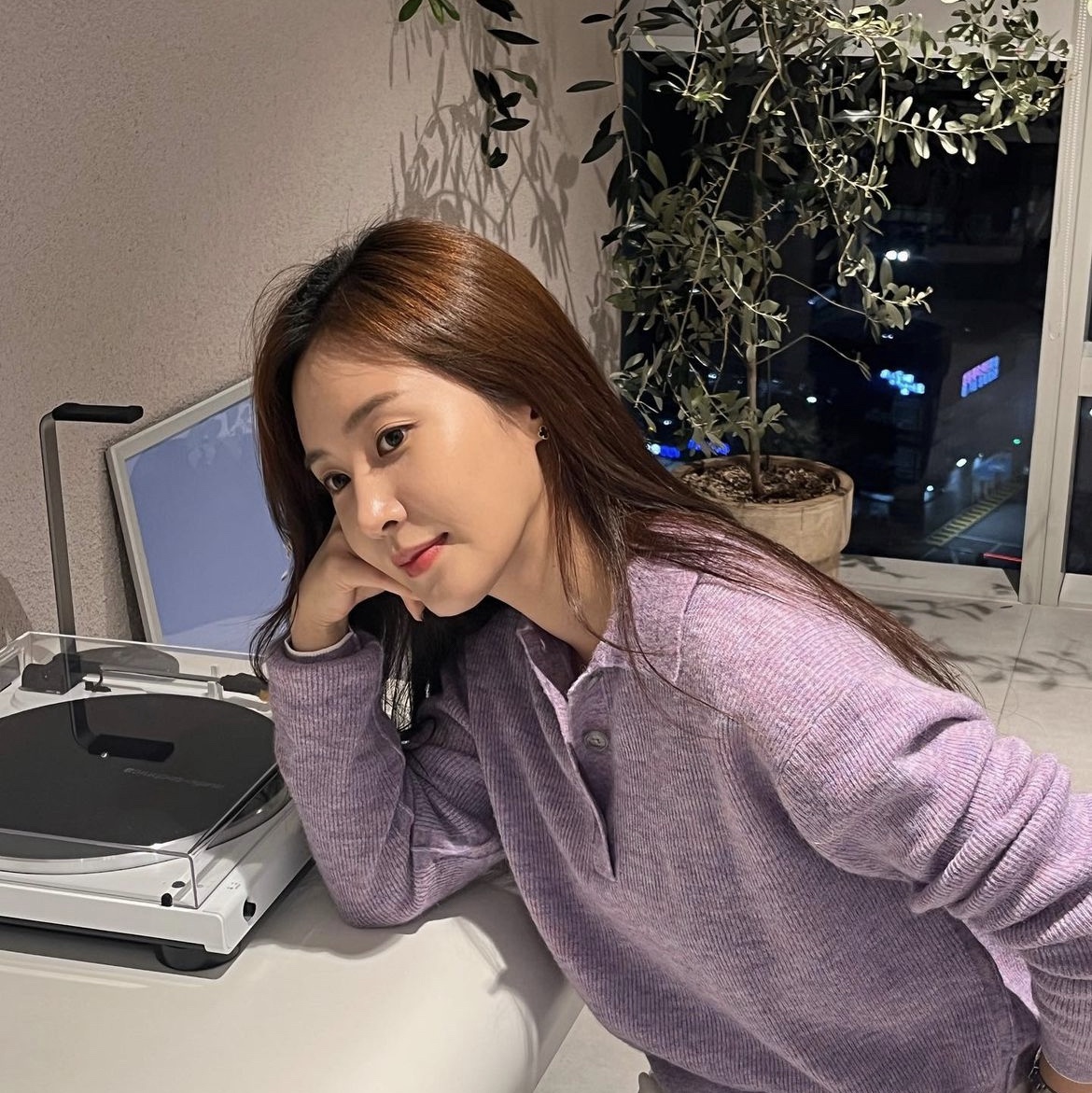 Acne Studios Kessa Alpaca Polo Knit Sweater Violet Pink 착용 스타일 - 1