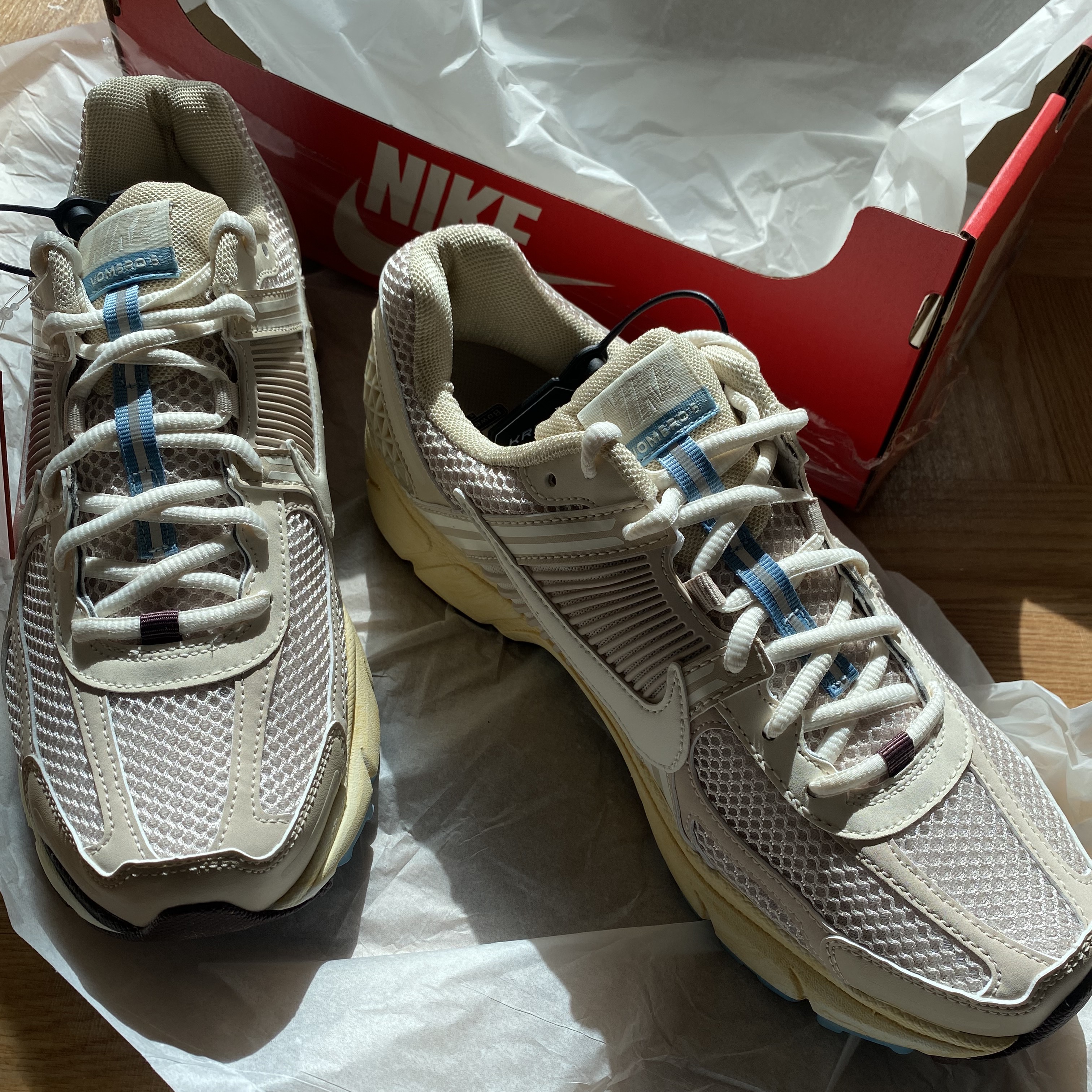(W) Nike Zoom Vomero 5 Oatmeal 착용 스타일 - 1