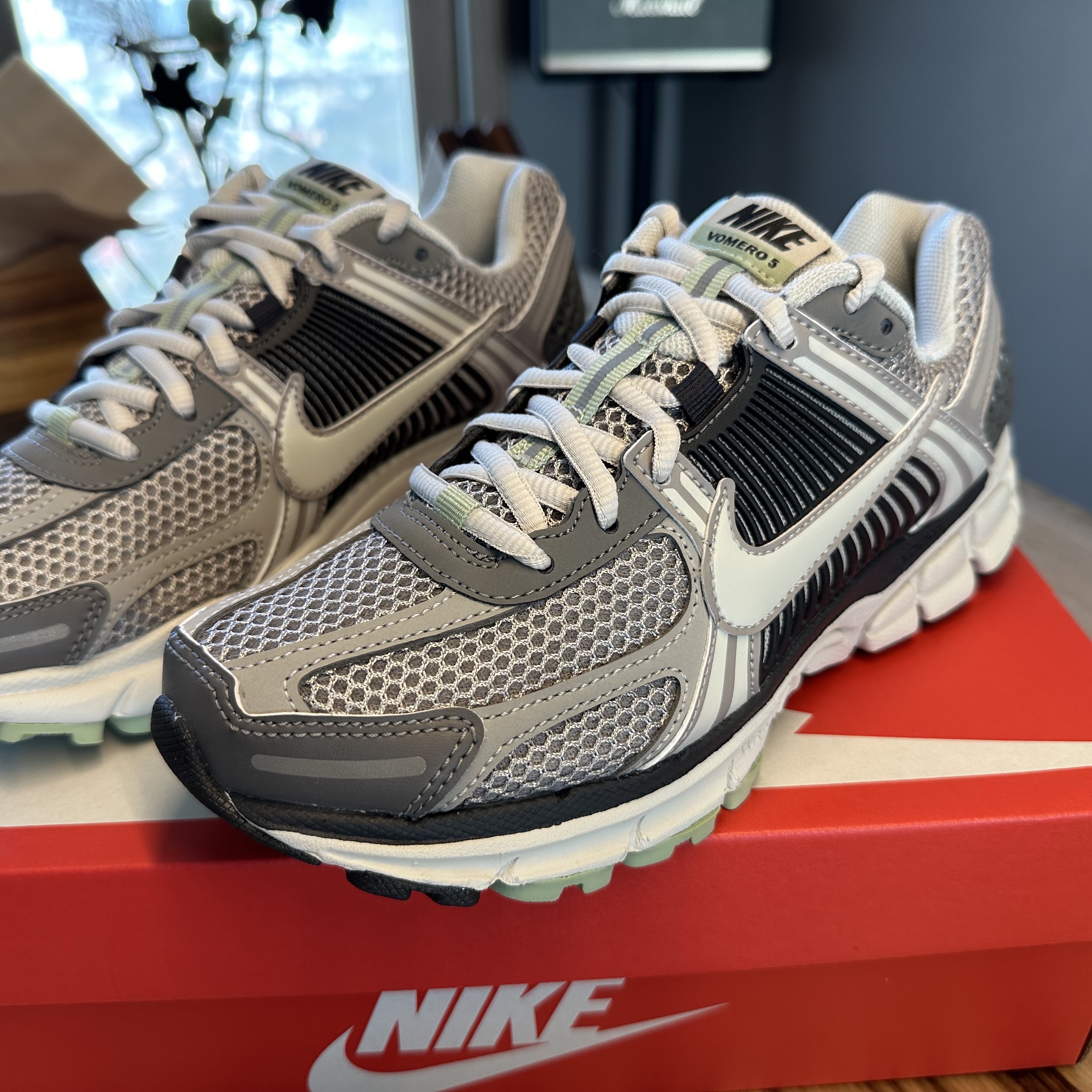 (W) Nike Zoom Vomero 5 Cobblestone and Flat Pewter 착용 스타일 - 2