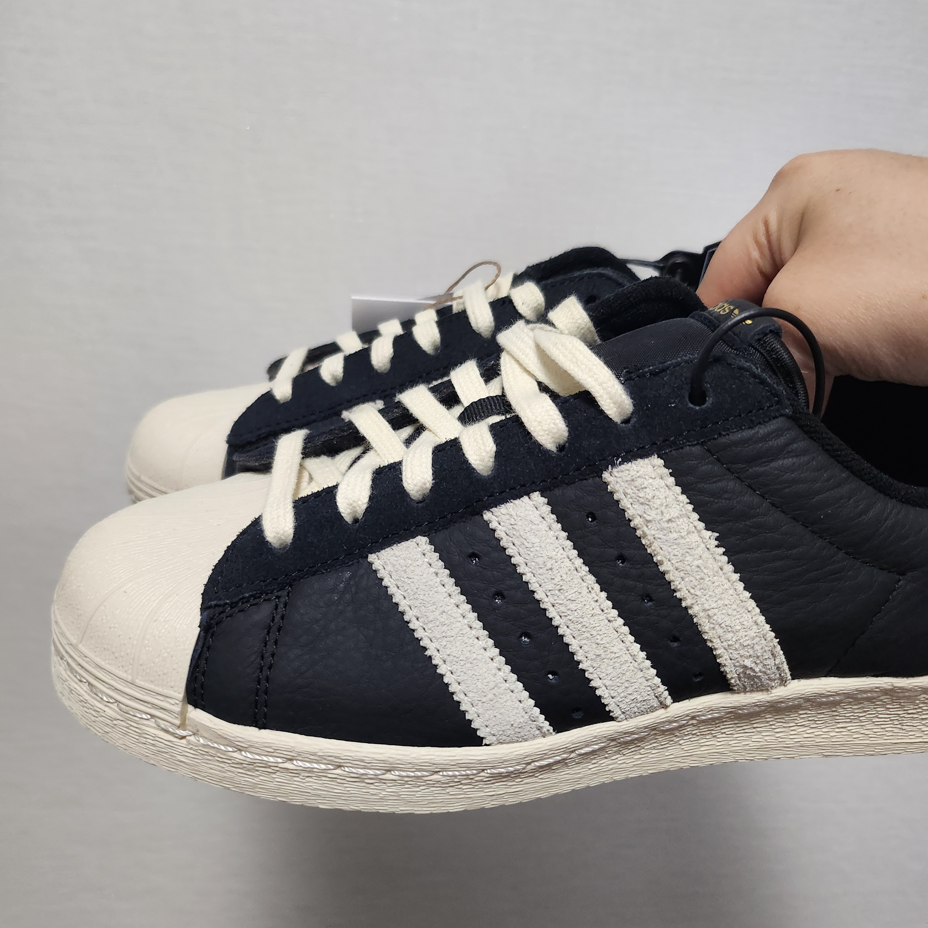 Adidas Superstar 82 Black White 착용 스타일 - 1