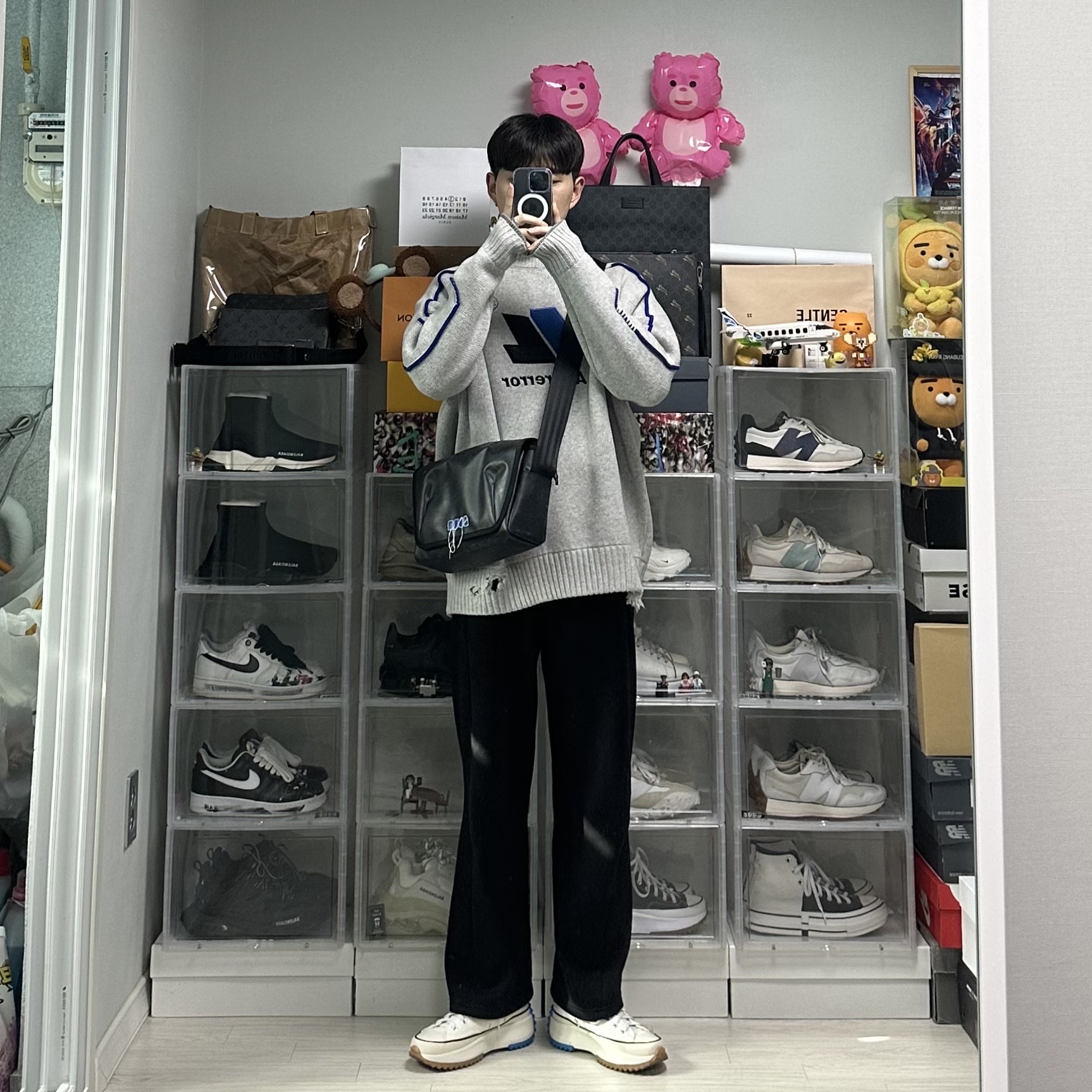 Zara x Ader Error Oversize Sweater Grey, Ader Error Trace Admore Crossbody Bag Black 착용 스타일 - 1