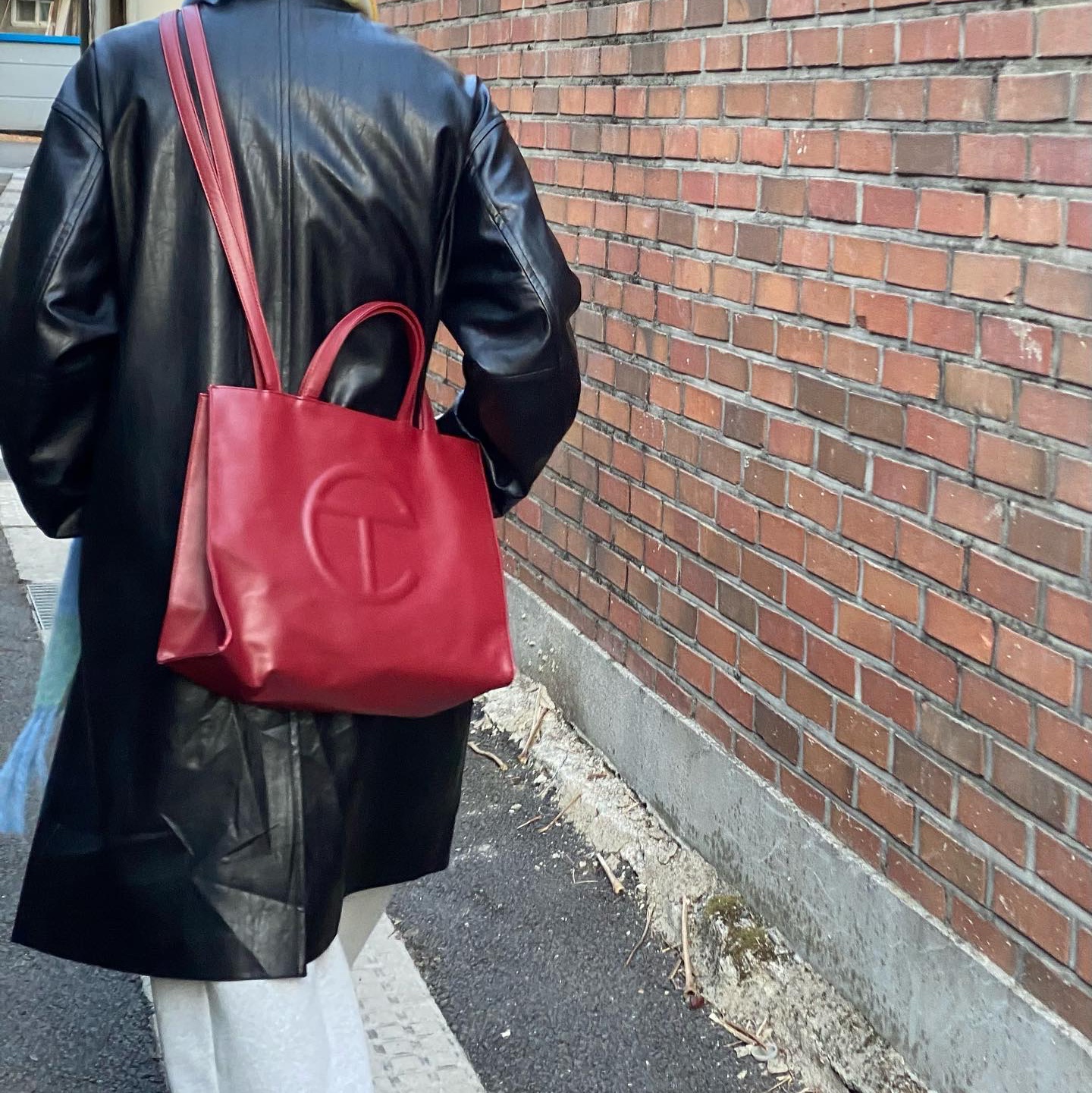 Telfar Medium Shopping Bag Oxblood, Telfar Small Shopping Bag Oxblood 착용 스타일