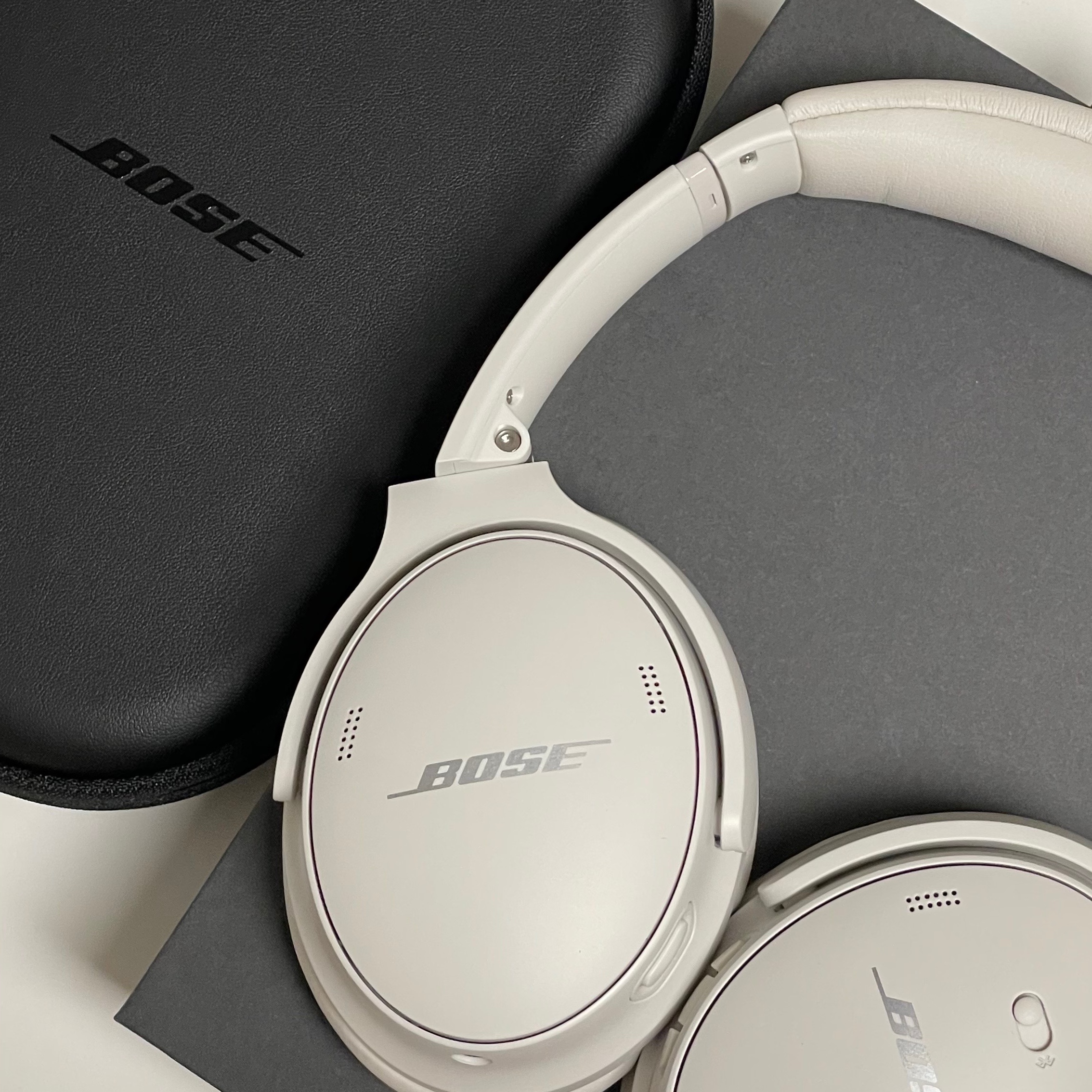 BOSE QC45 White Smoke (Korean Ver.) 착용 스타일 - 2