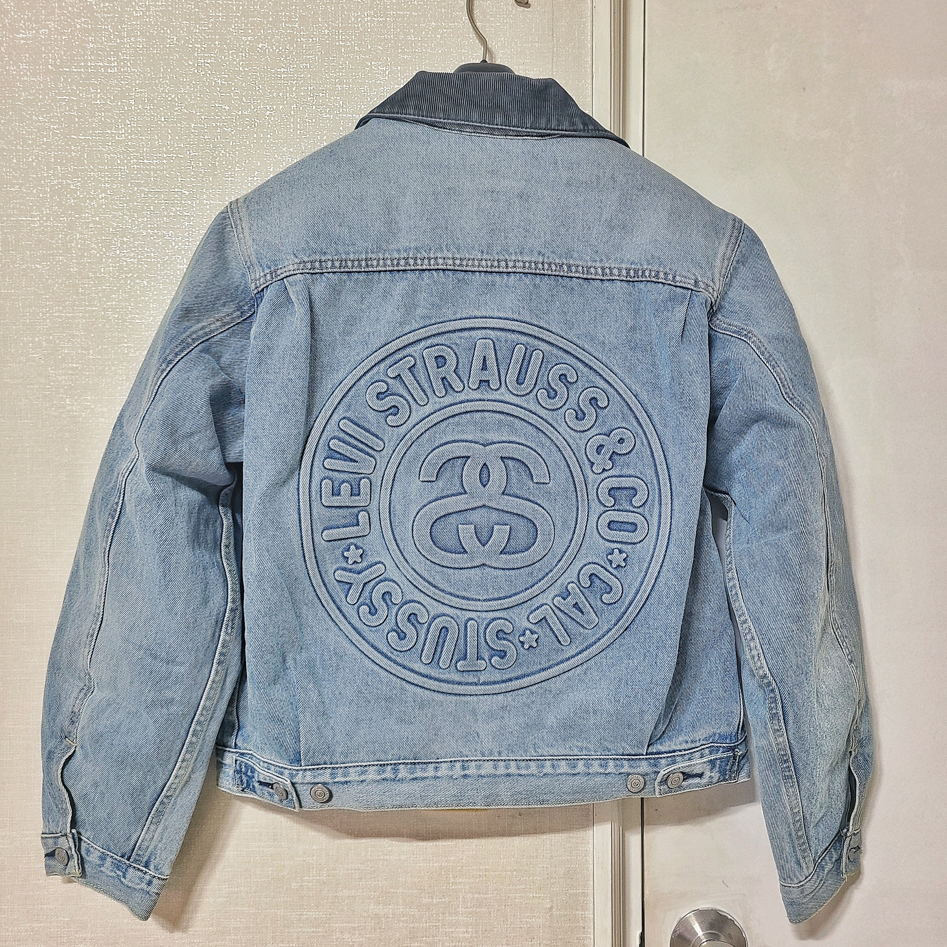 Stussy x Levi's Embossed Trucker Jacket Indigo 착용 스타일 - 3