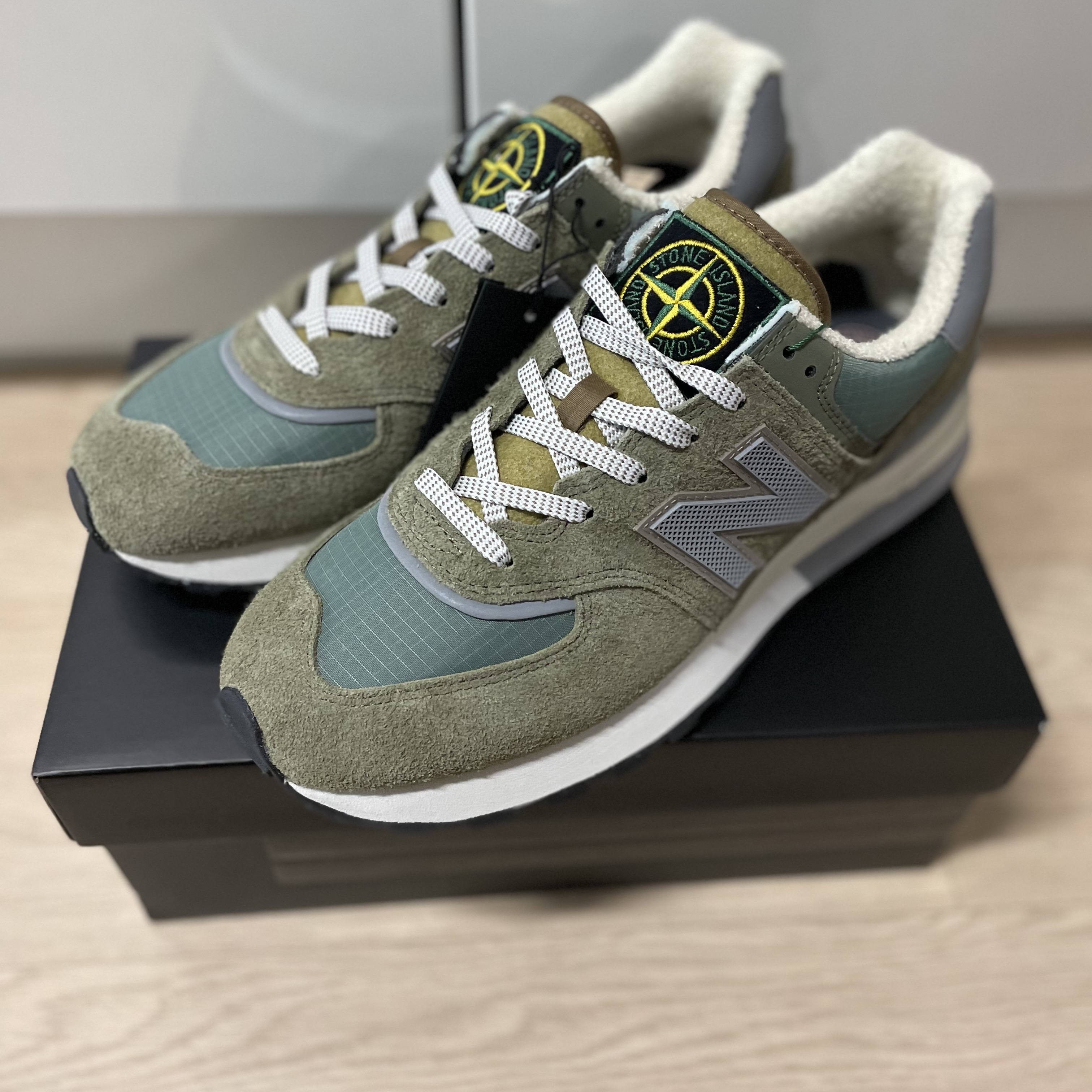 New Balance x Stone Island 574 Legacy Green 착용 스타일 - 4