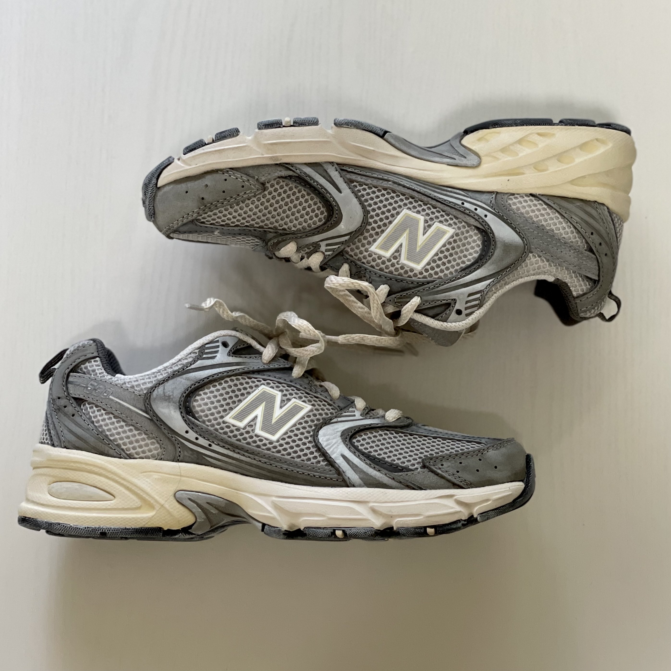 New Balance 530 Premium Vintage Grey Matter 착용 스타일