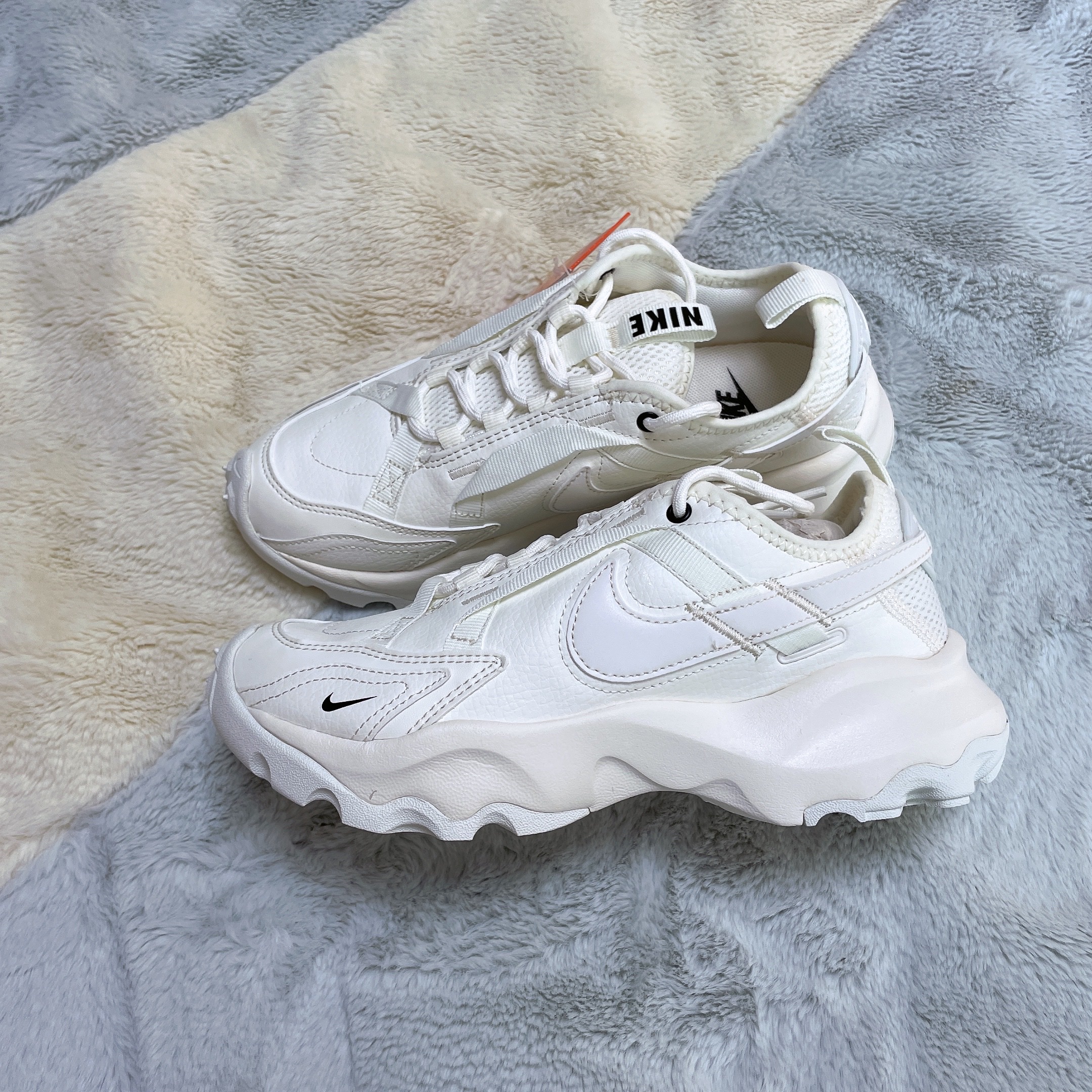 (W) Nike TC 7900 Summit White 착용 스타일 - 2