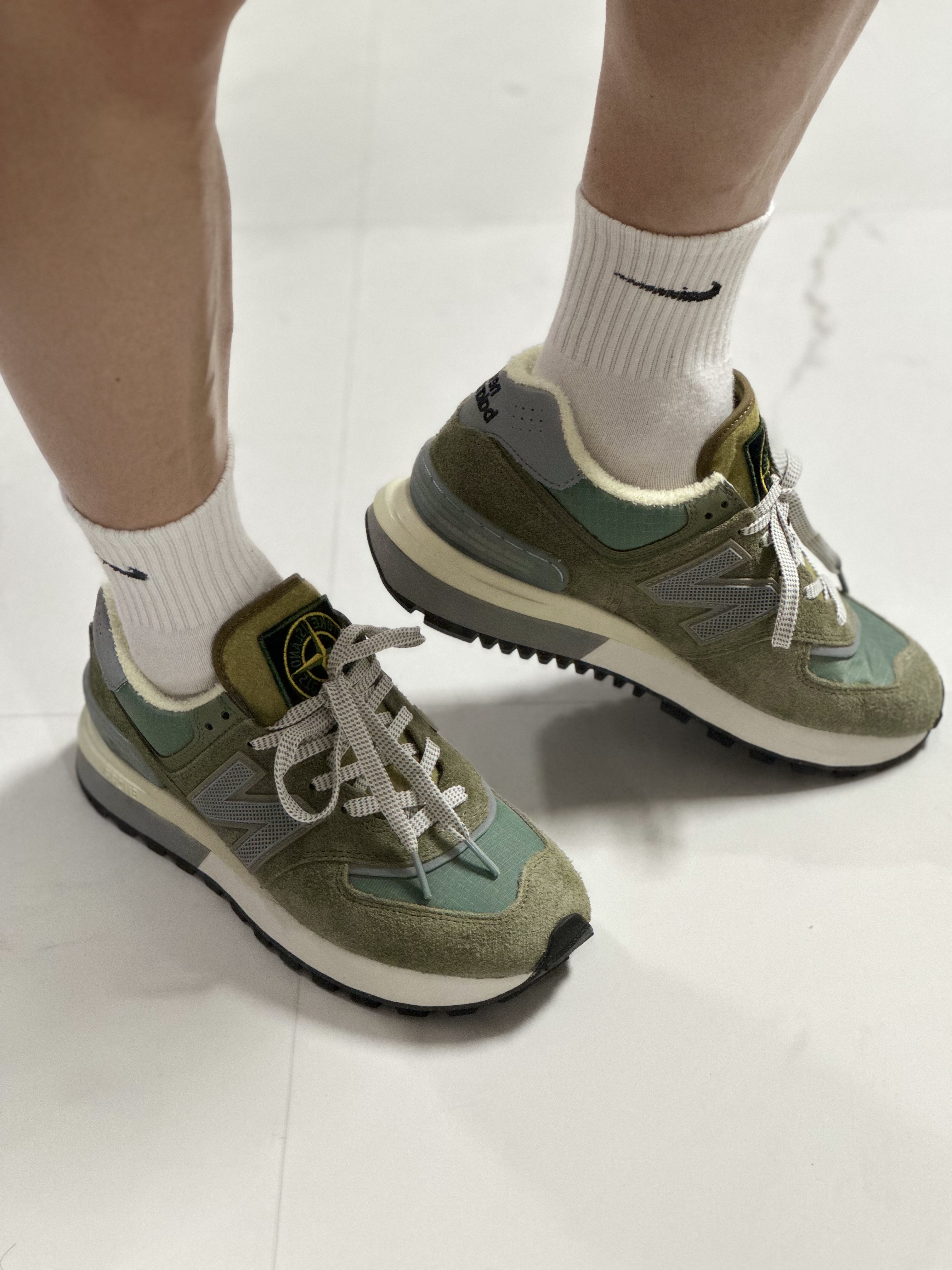 New Balance x Stone Island 574 Legacy Green 착용 스타일 - 4