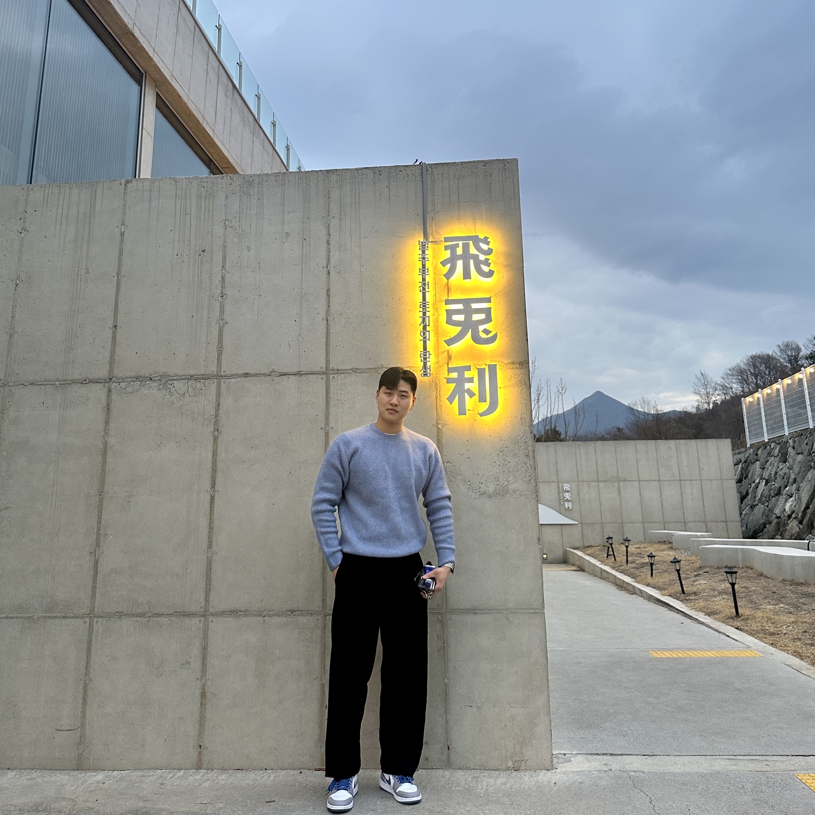 Jordan 1 Mid Cement Grey True Blue, Apple Watch SE 44mm GPS Midnight Aluminum Case with Sport Band Midnight (Korean Ver.) 착용 스타일