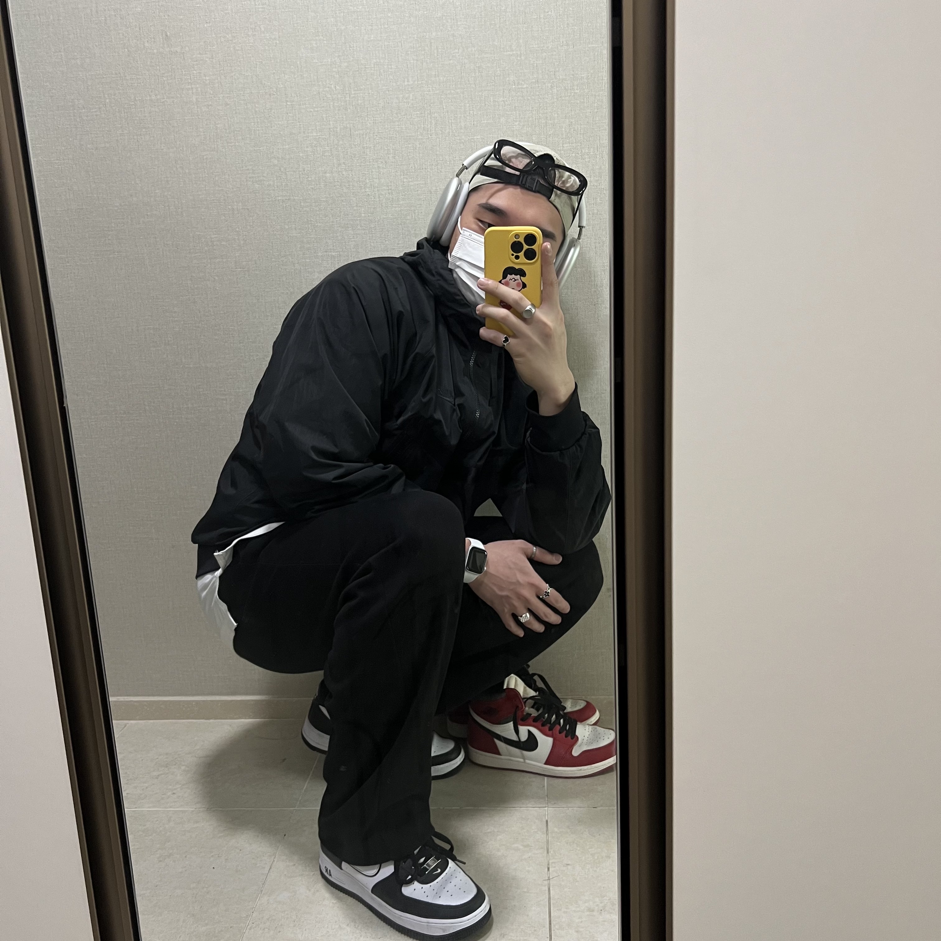 Jordan 1 Retro High OG Chicago 2022, Nike Air Force 1 '07 Black White 착용 스타일