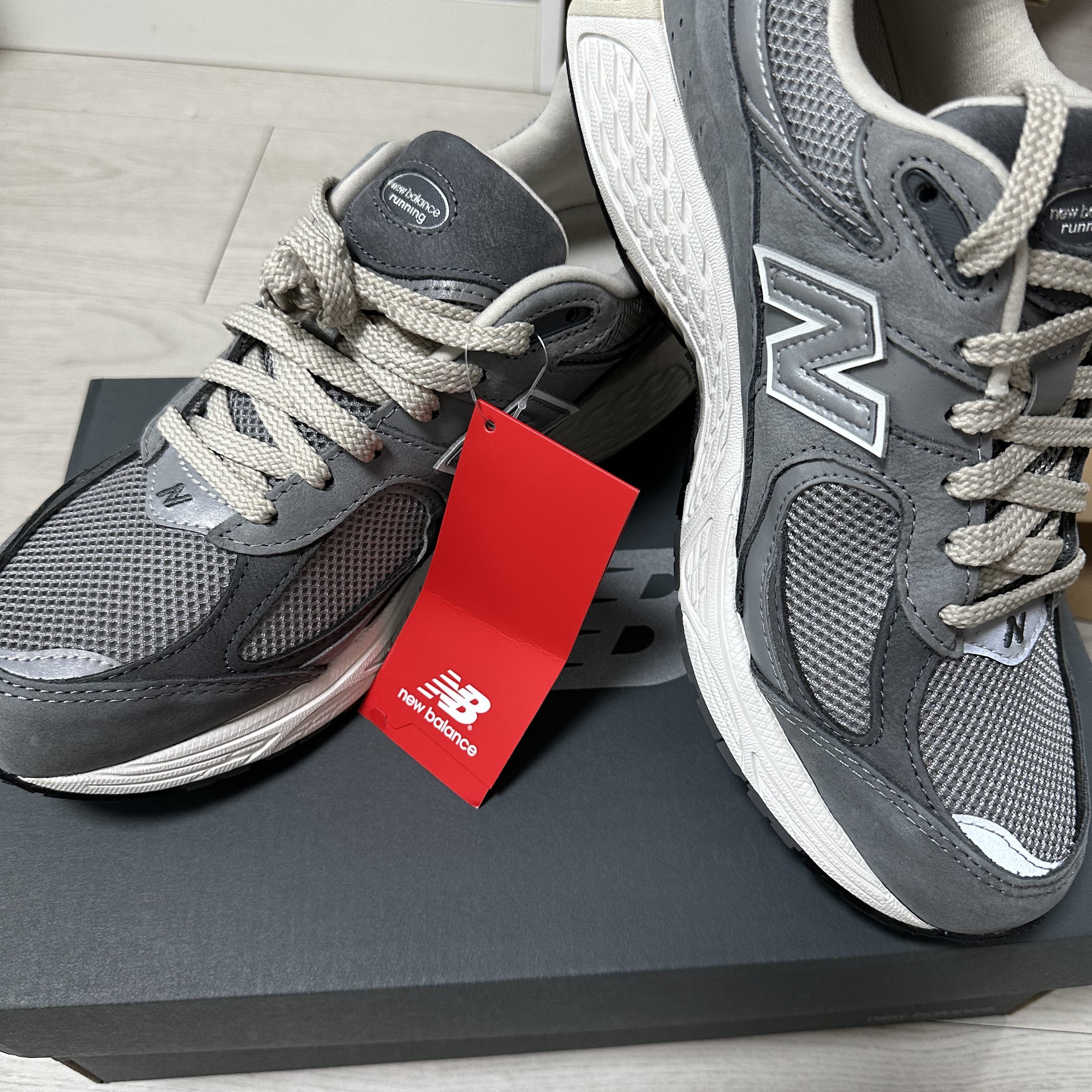 New Balance 2002R Premium Vintage Grey 착용 스타일