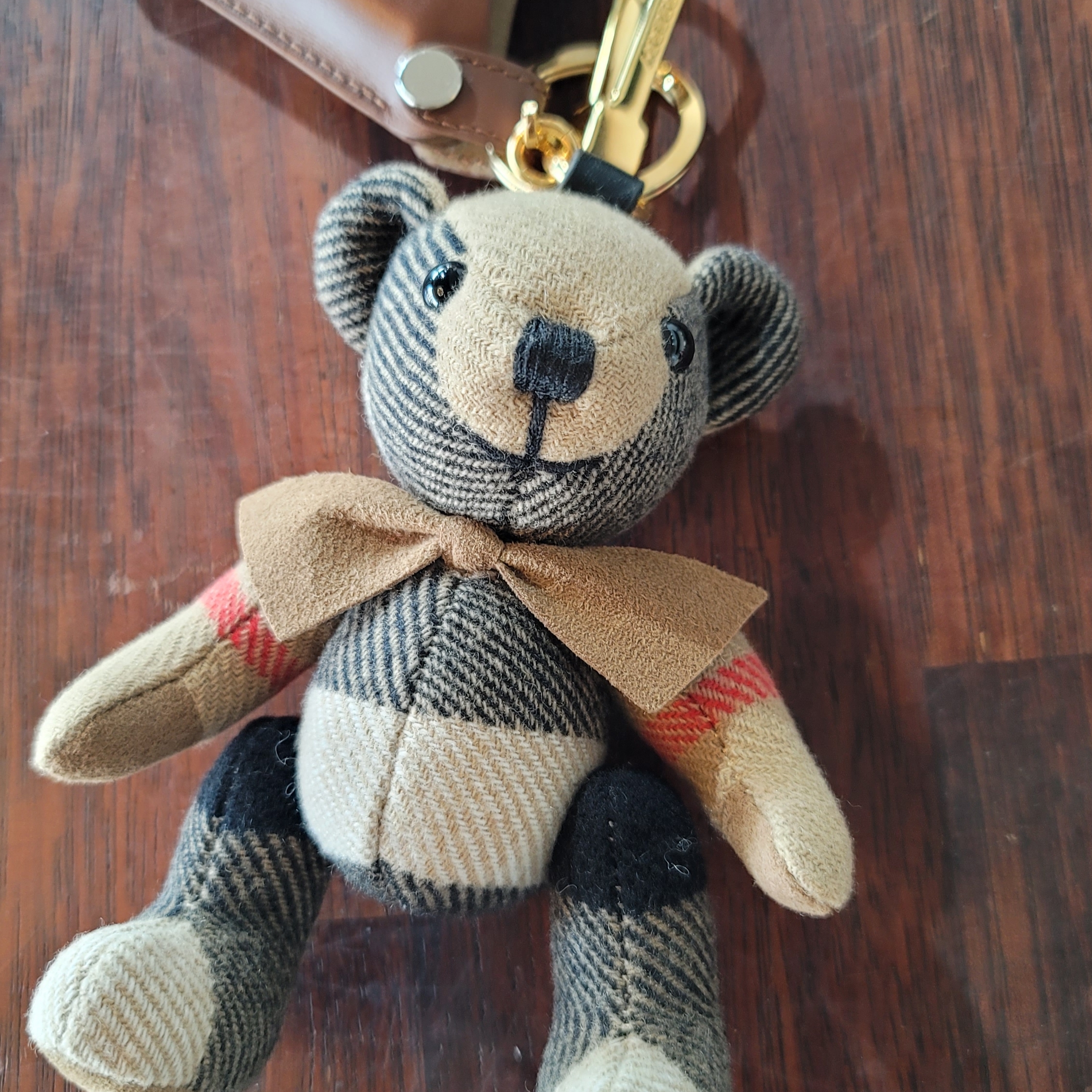 Burberry Bow Tie Thomas Bear Charm Archive Beige 착용 스타일
