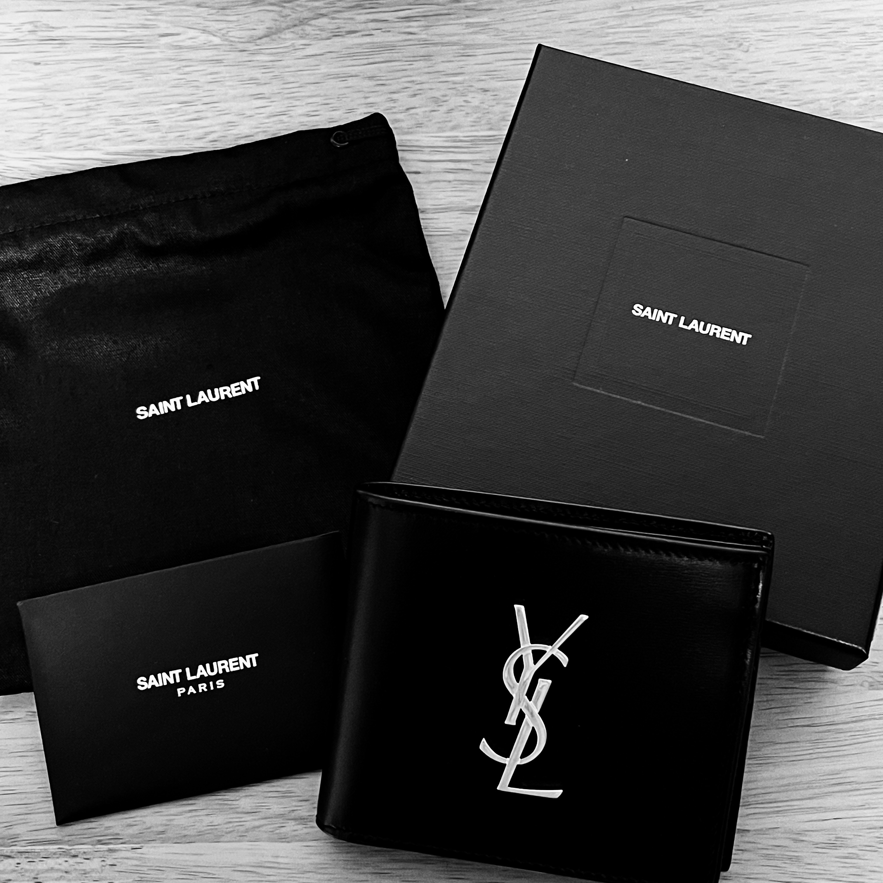 Saint Laurent East/West Wallet in Smooth Leather Black 착용 스타일