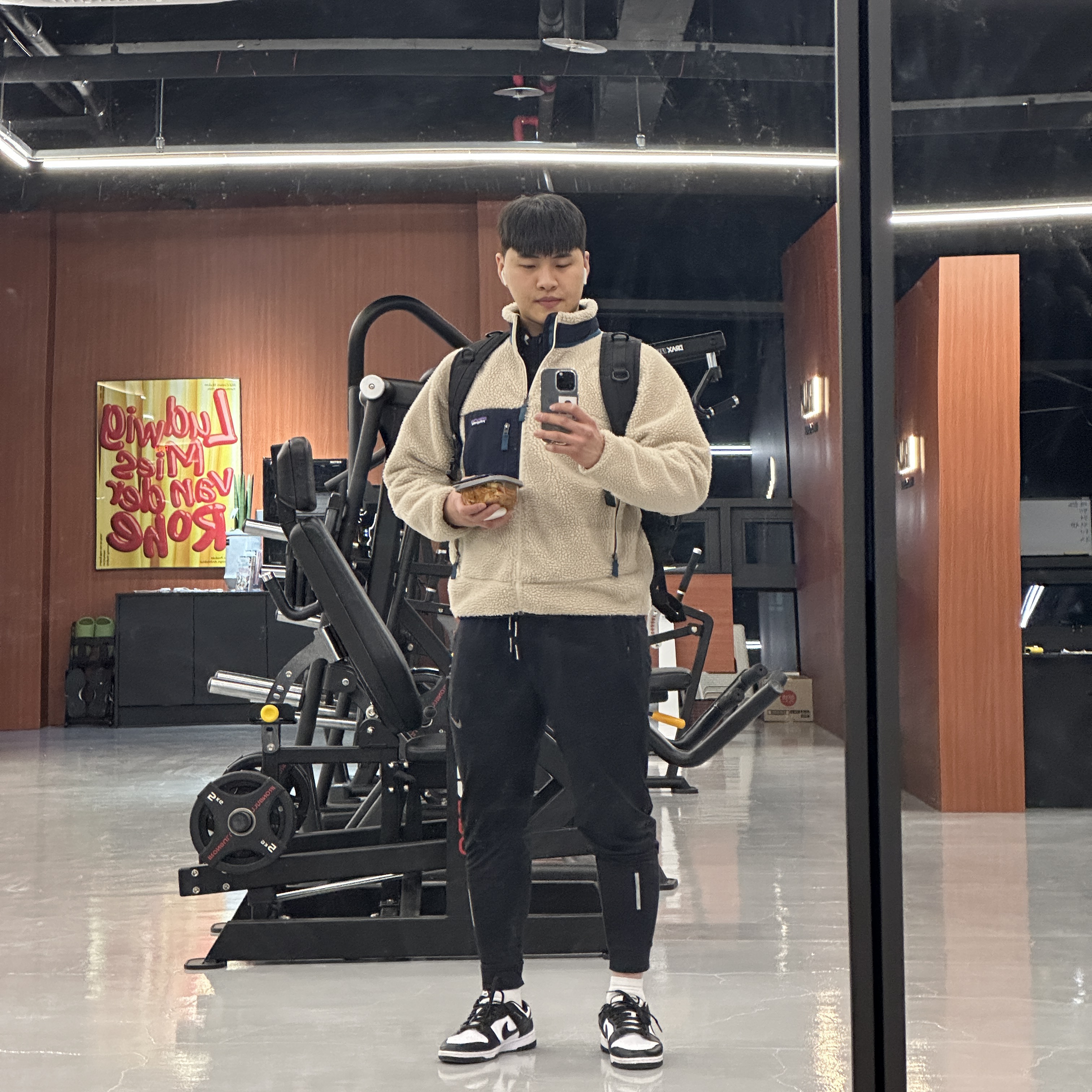 Nike Dunk Low Retro Black, Apple iPhone 14 Pro 256GB Space Black (Korean Ver.) 착용 스타일