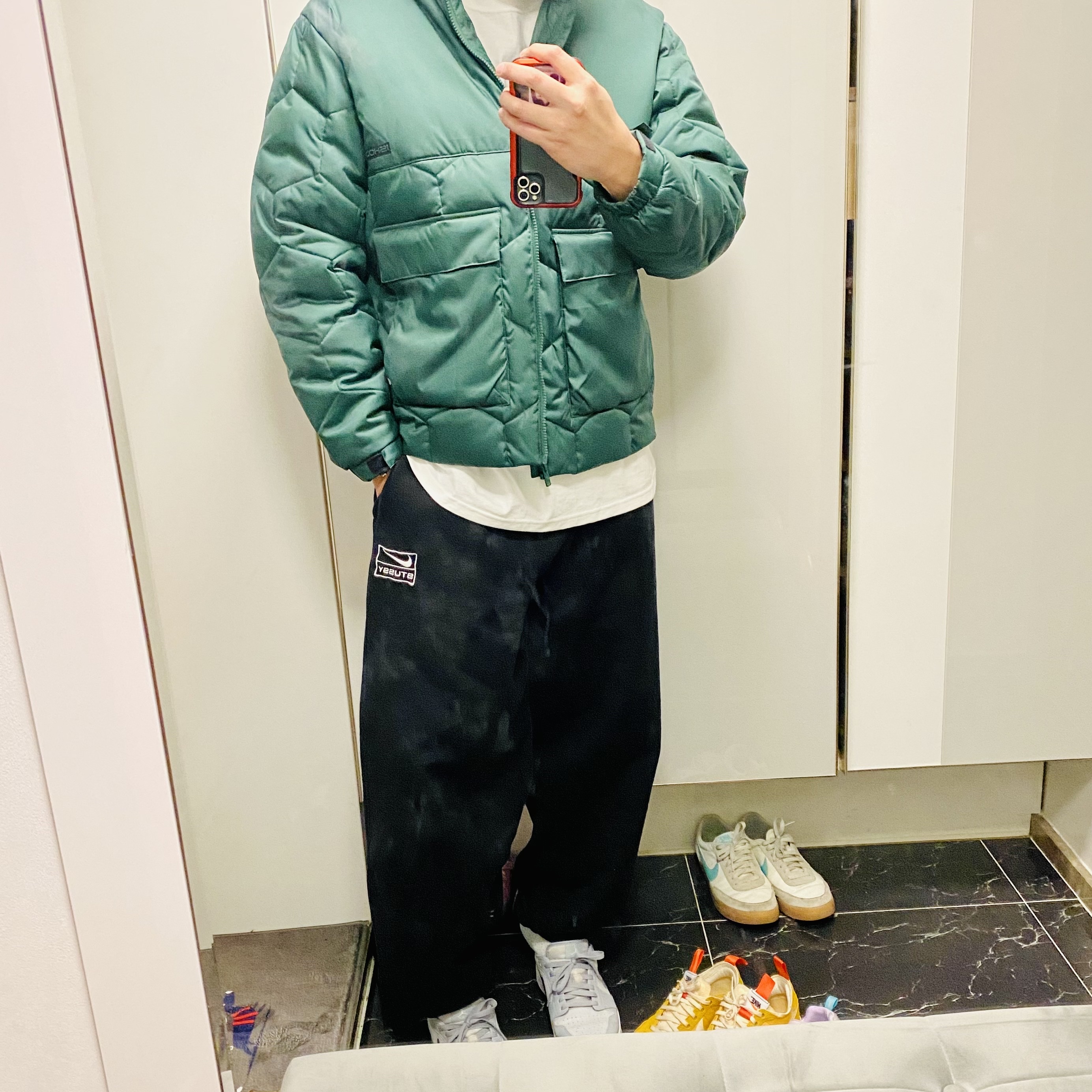 Nike x Stussy NRG Washed Fleece Crewneck Black (DO5310-010), Nike x Stussy NRG Washed Fleece Pants Black (DO5296-010) 착용 스타일 - 2