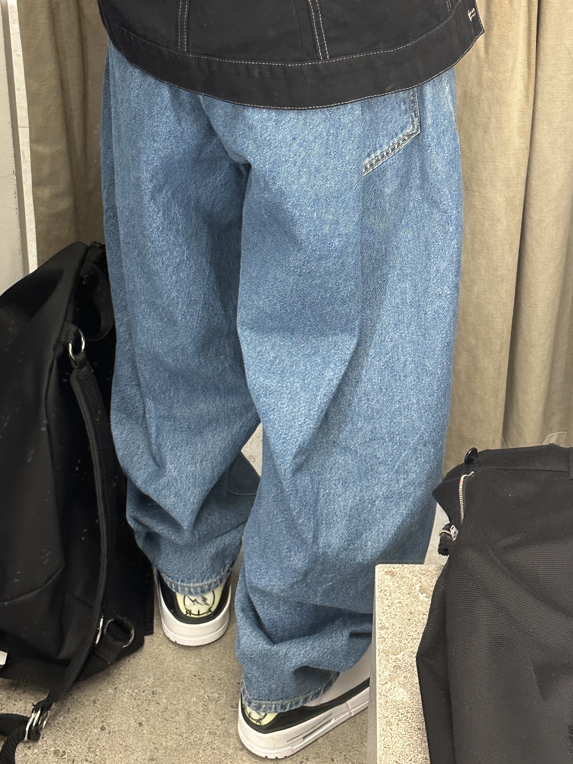 Zara x Ader Error Barrel Leg Jeans Blue, Jordan 3 x Fragment Retro SP White Black 착용 스타일 - 5