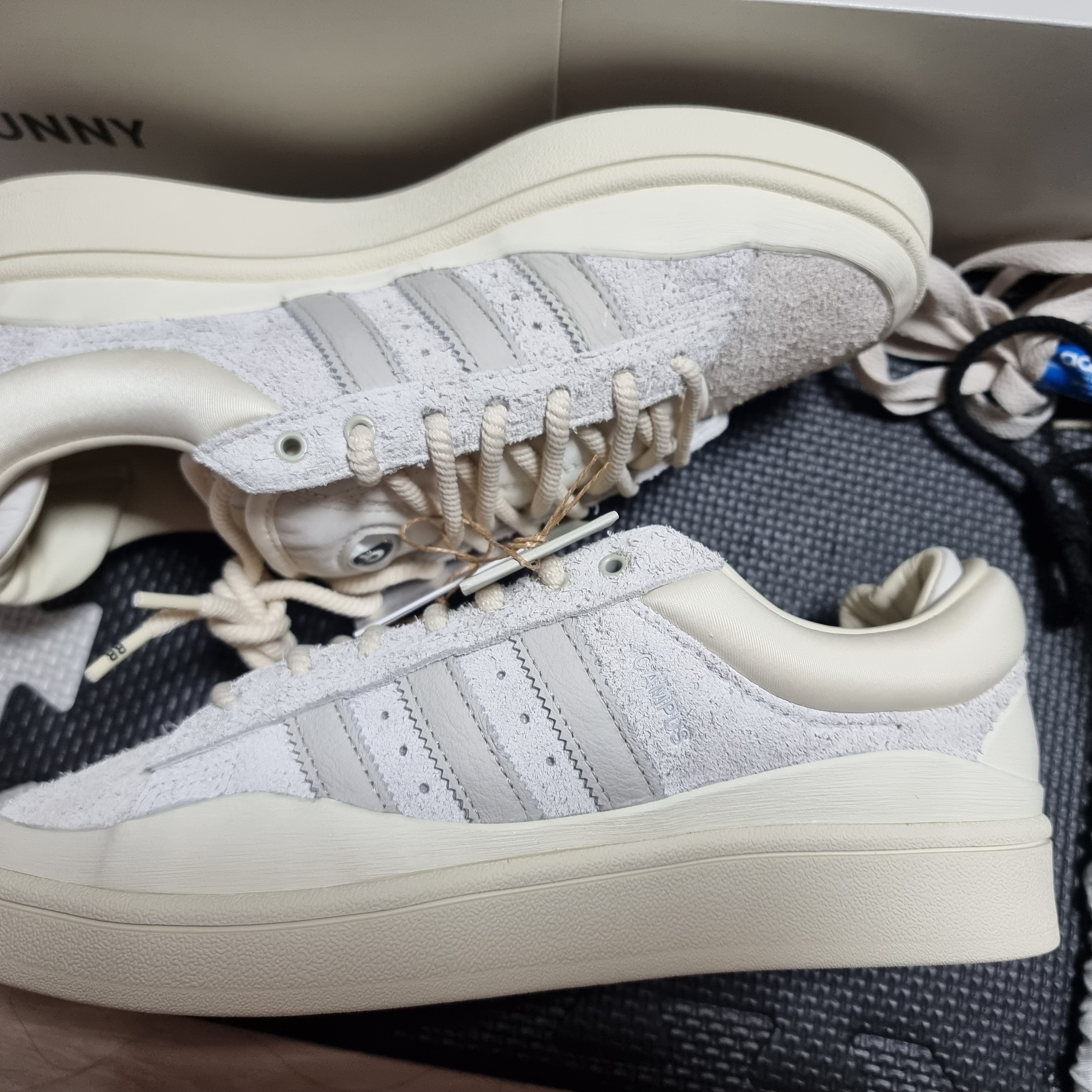 Adidas x Bad Bunny Campus Light Cloud White 착용 스타일 - 1