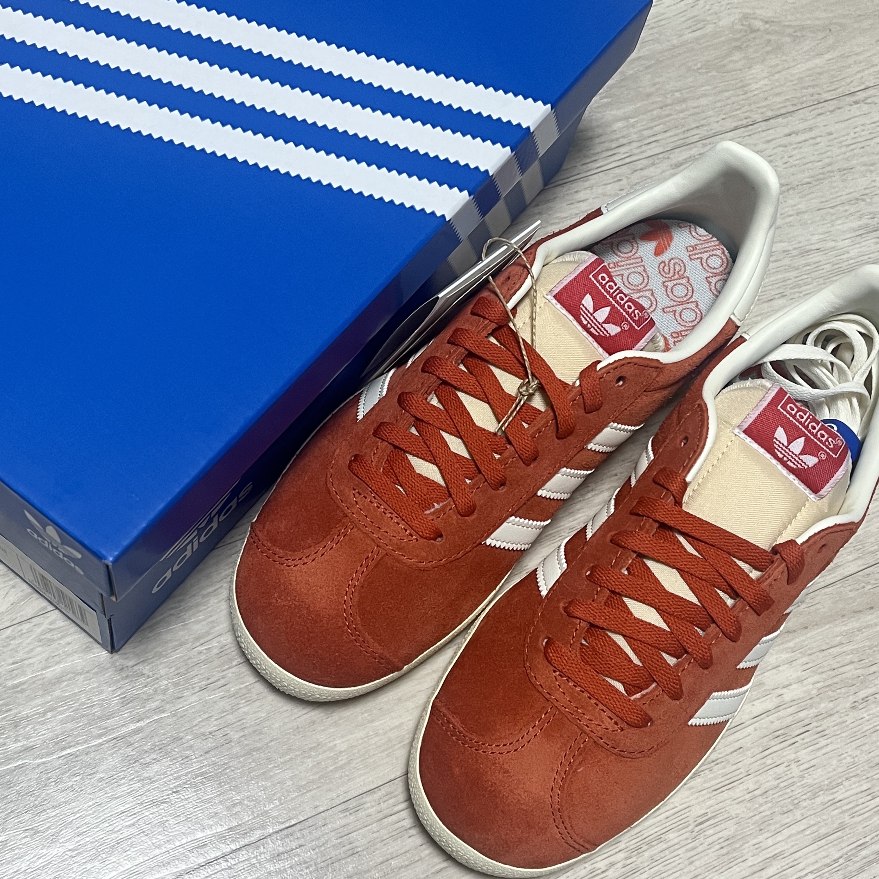 Adidas Gazelle Preloved Red Off White 착용 스타일 - 1